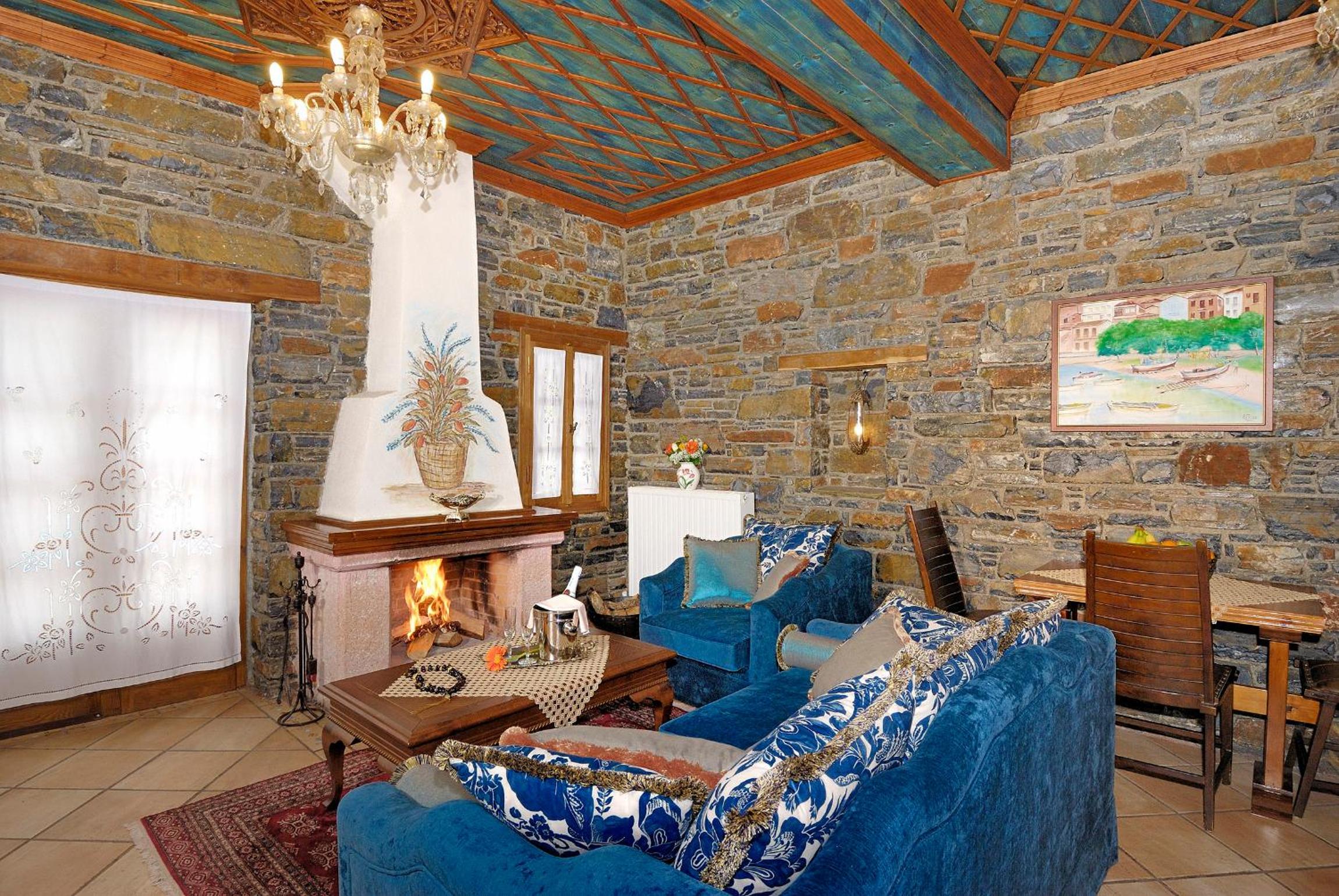 Deluxe Suite with Fireplace - Photo 2