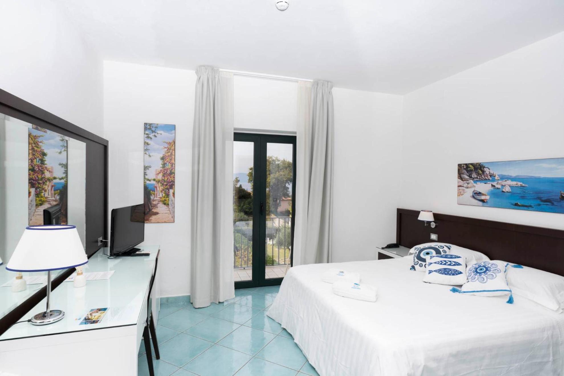 Deluxe Room - Photo 12
