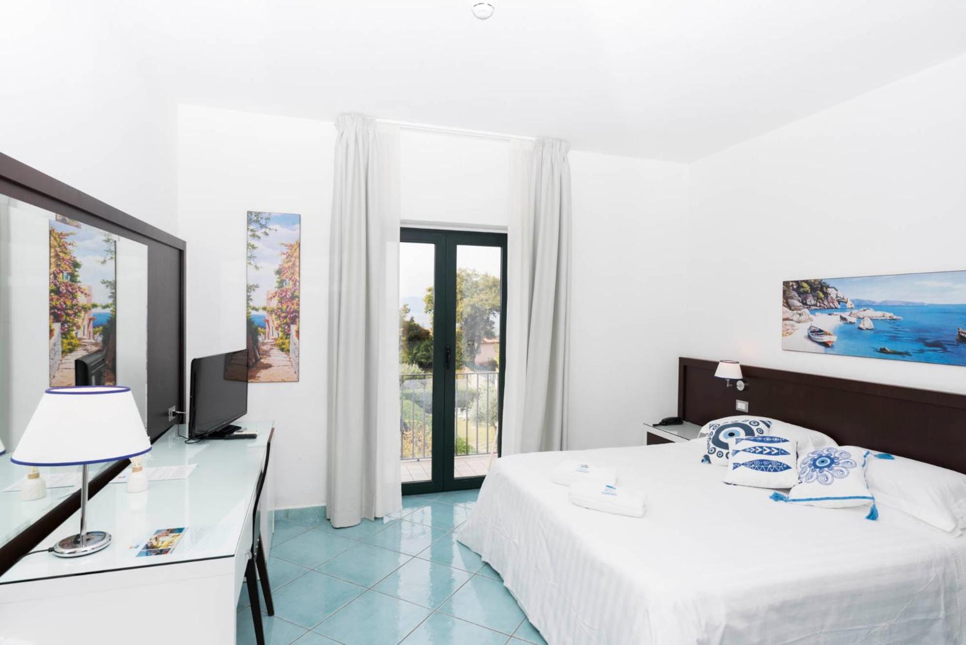Deluxe Room - Photo 11