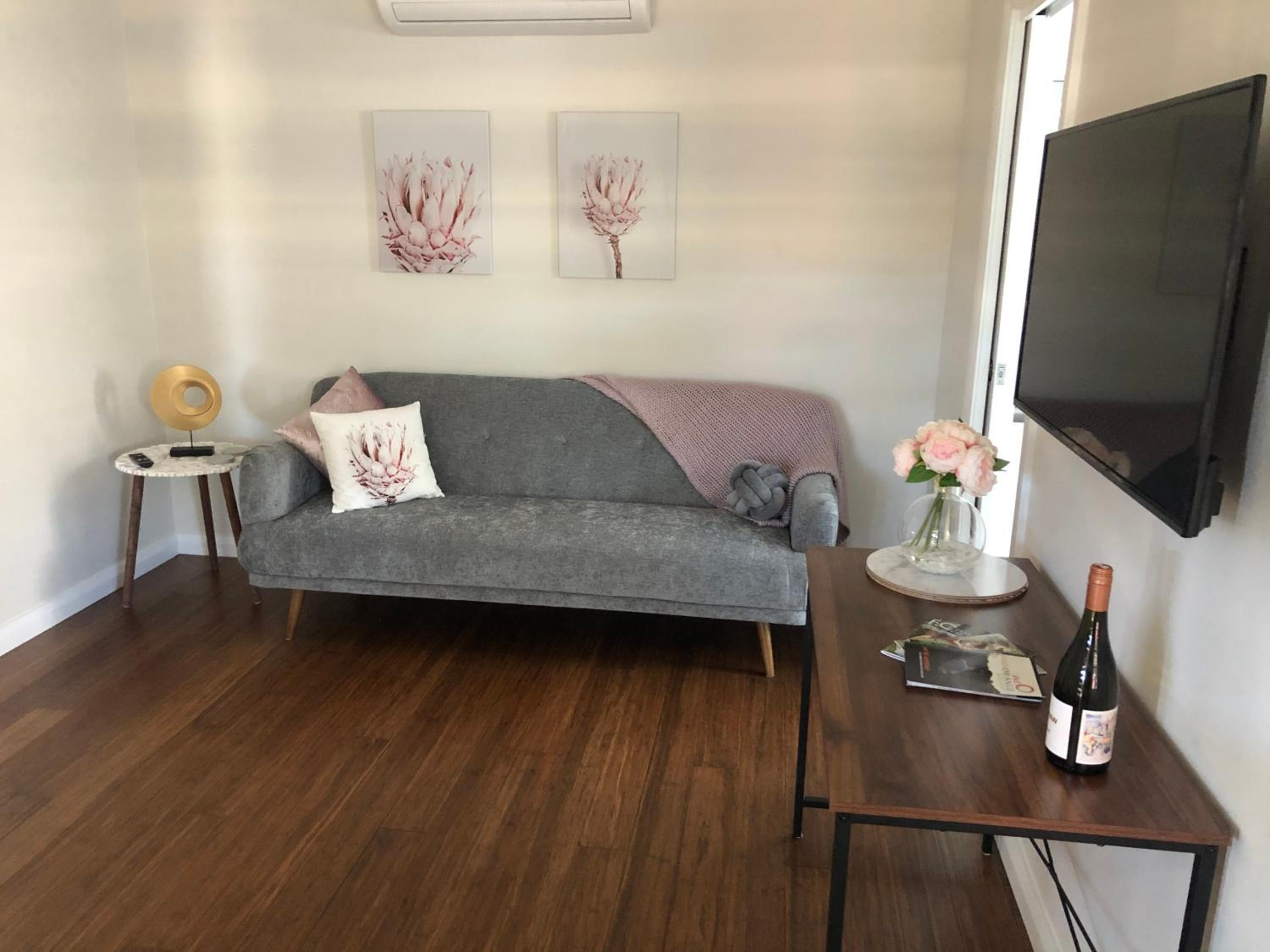 One-Bedroom Apartment photo 1