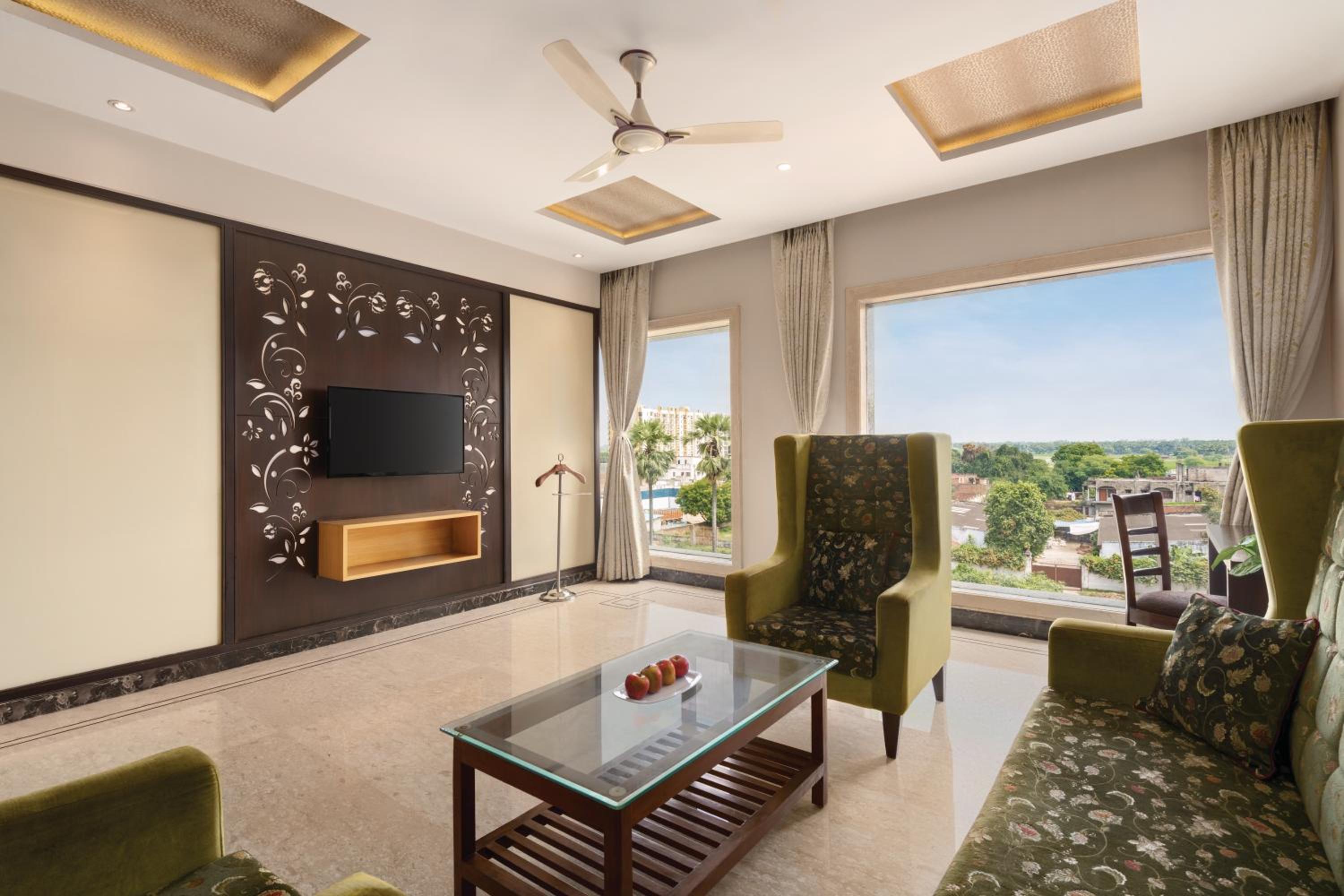 King Suite - Non-Smoking - Photo 4