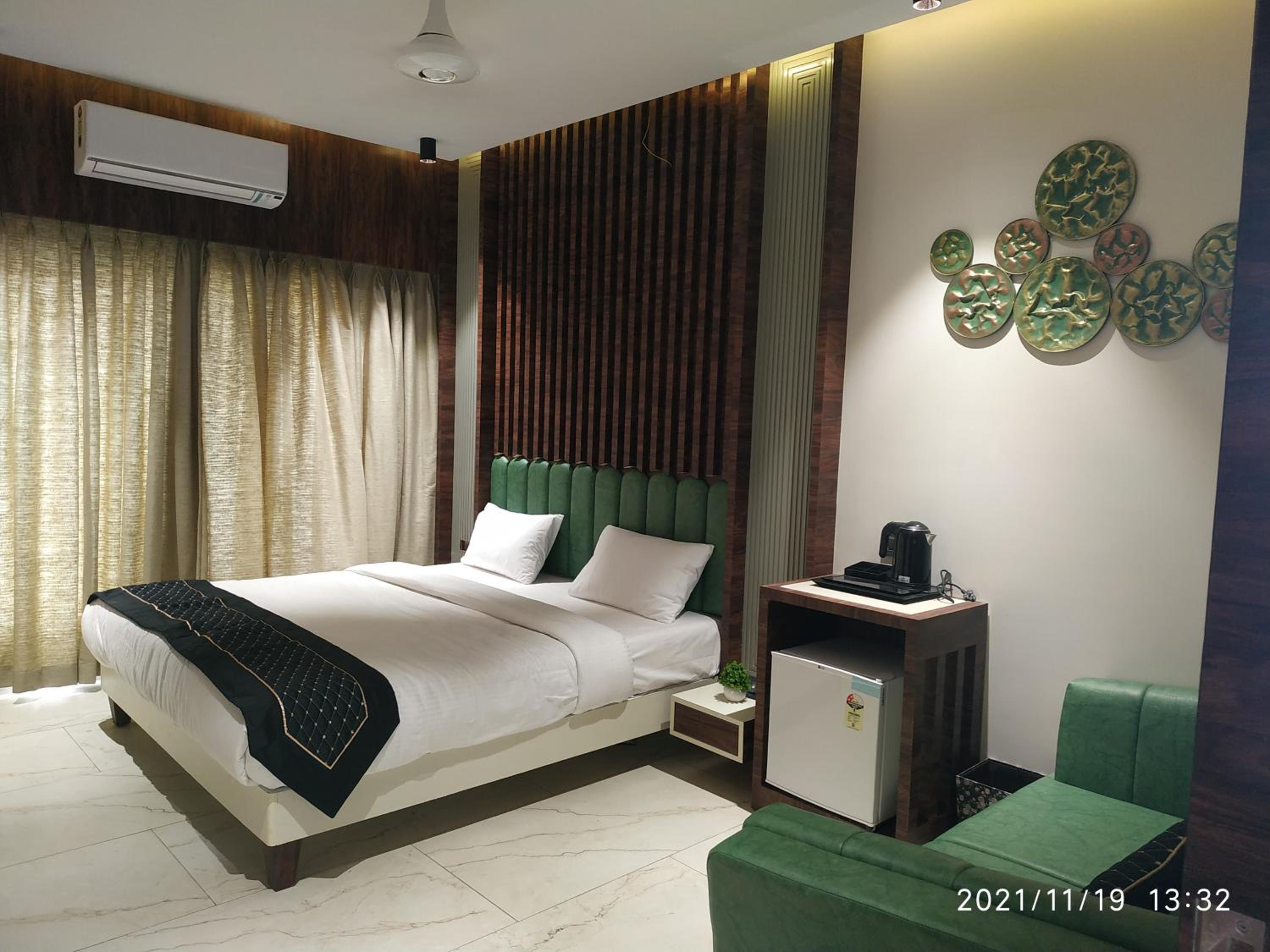 Executive Suite - Photo 14