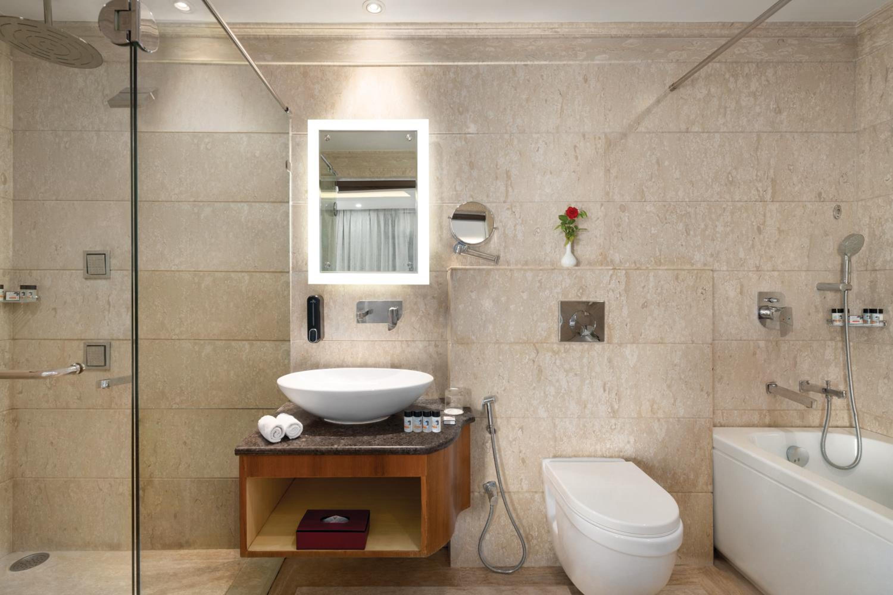 King Suite - Non-Smoking - Photo 2