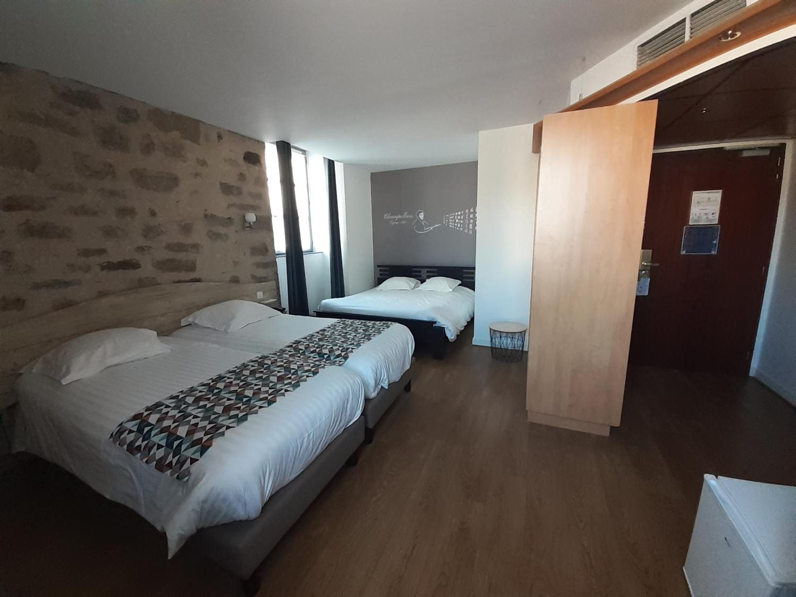 Family Room with One King Bed and Two Single Beds - Non-Smoking - Photo 4