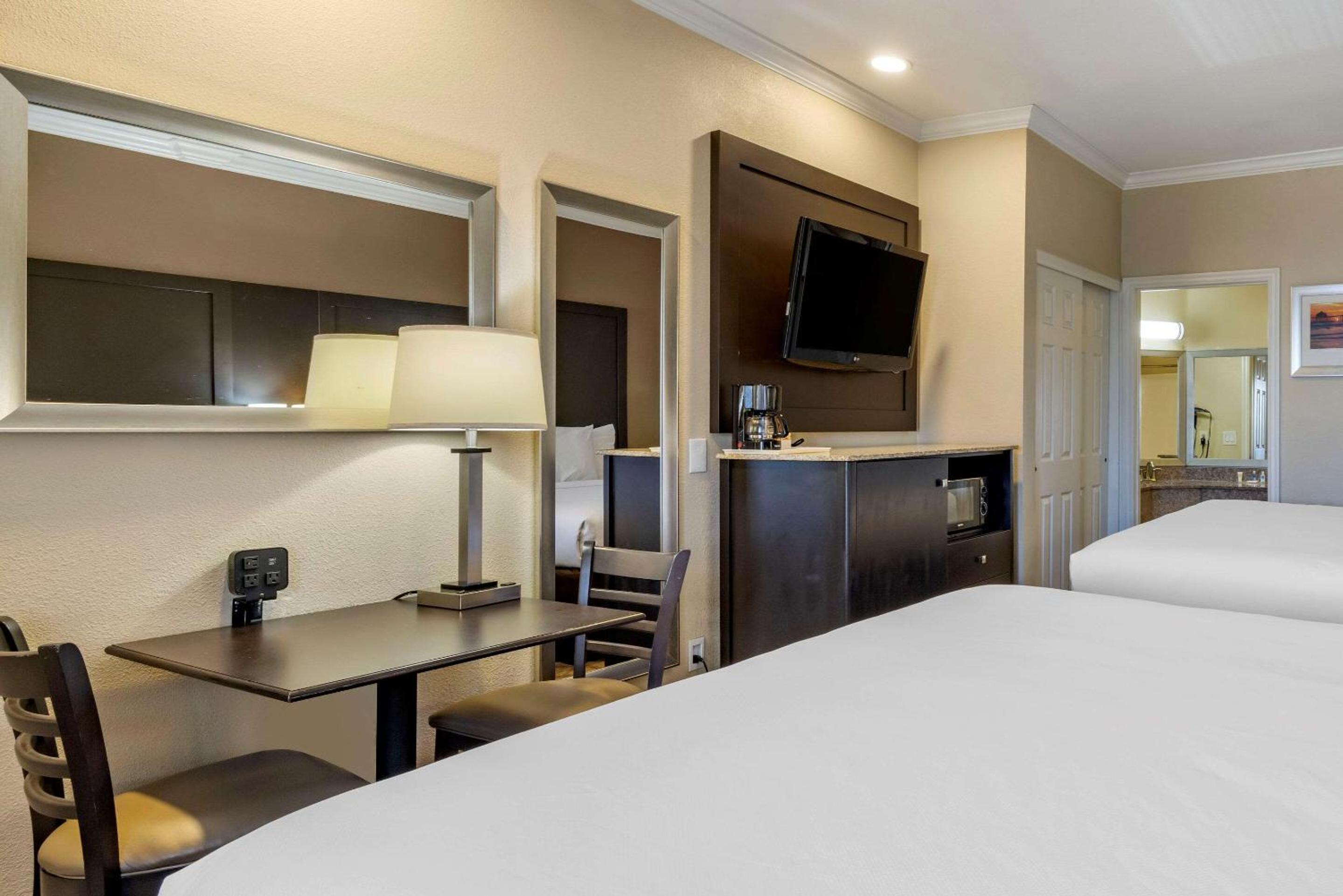 Standard King Room with Two King Beds - Non-Smoking - Photo 2