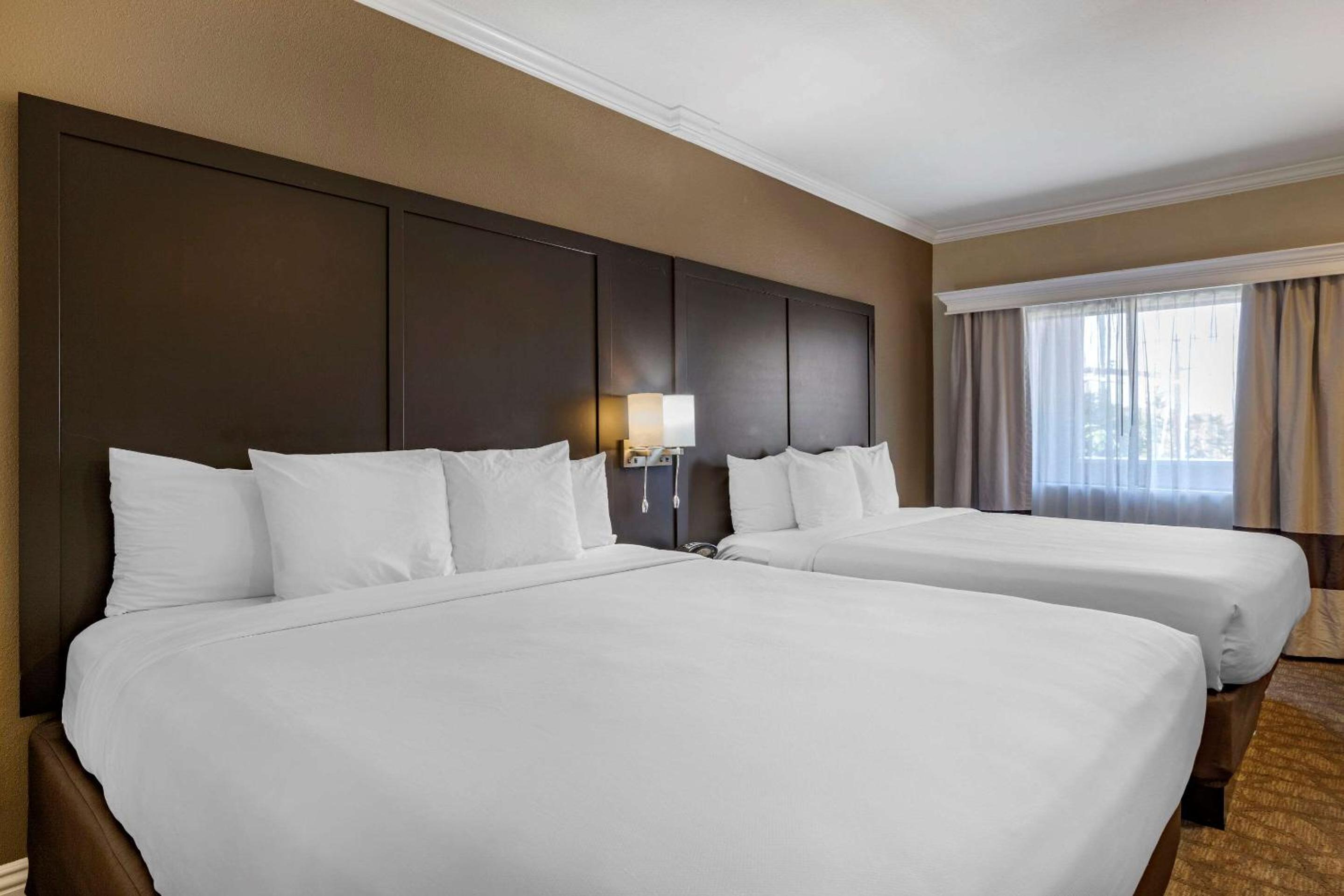Standard King Room with Two King Beds - Non-Smoking - Photo 1