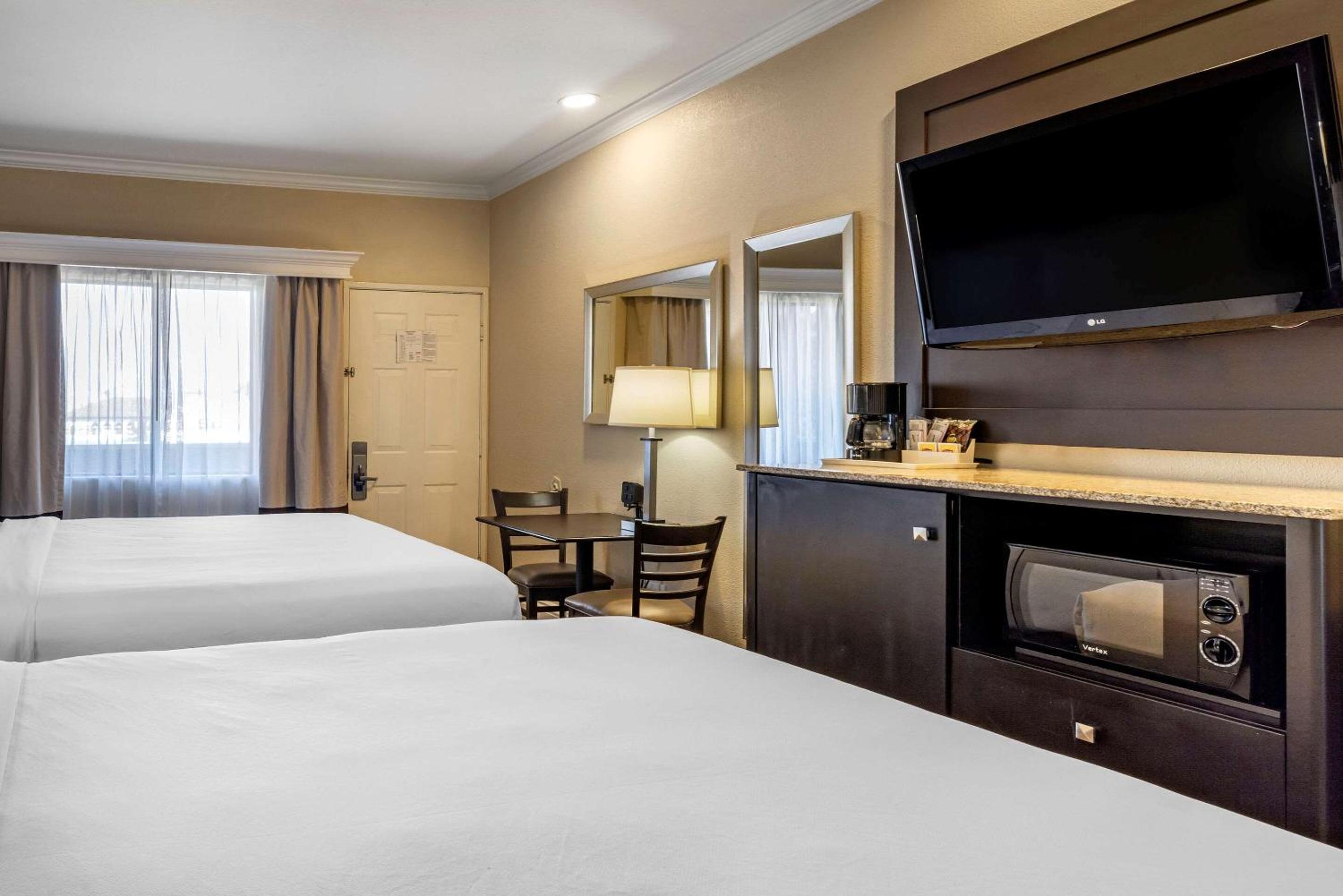 Standard King Room with Two King Beds - Non-Smoking - Photo 4