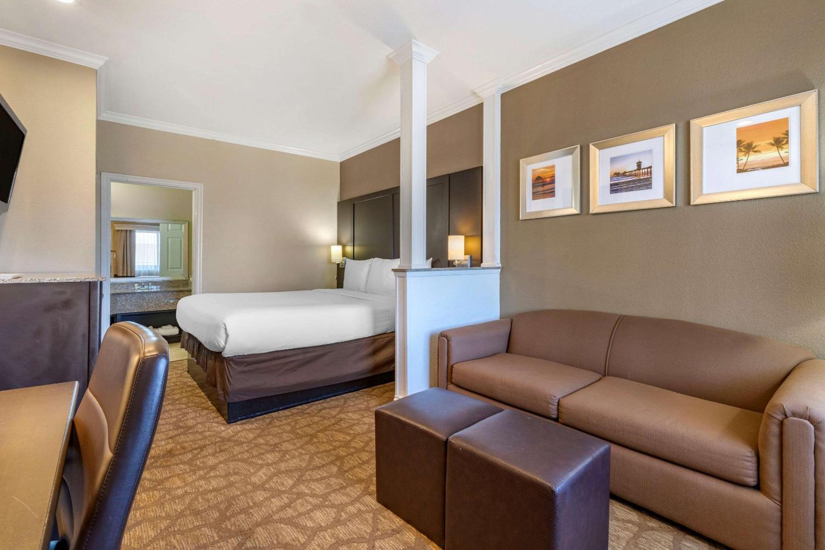 King Suite with Sofa Bed - Photo 4