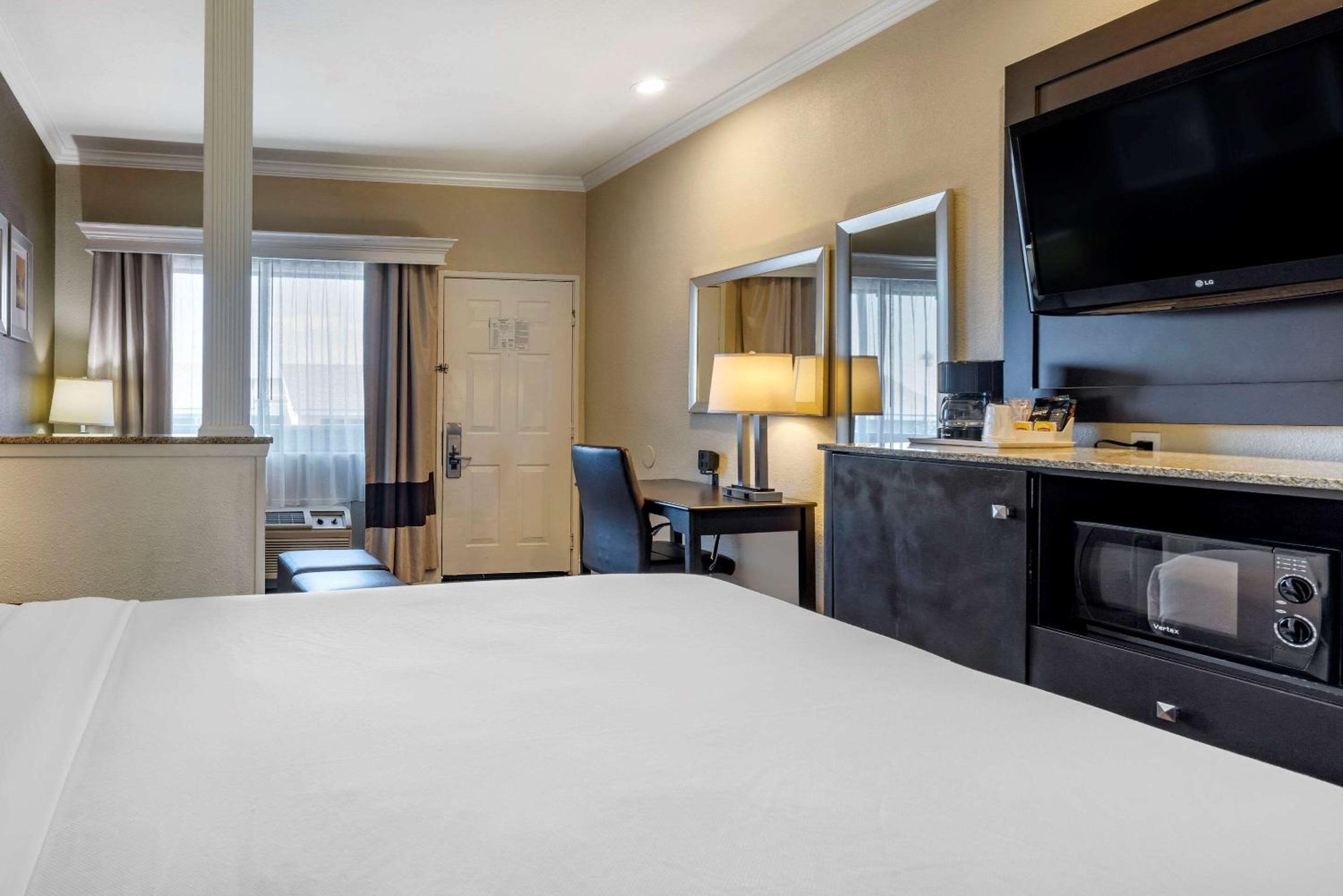 King Suite with Sofa Bed - Photo 3