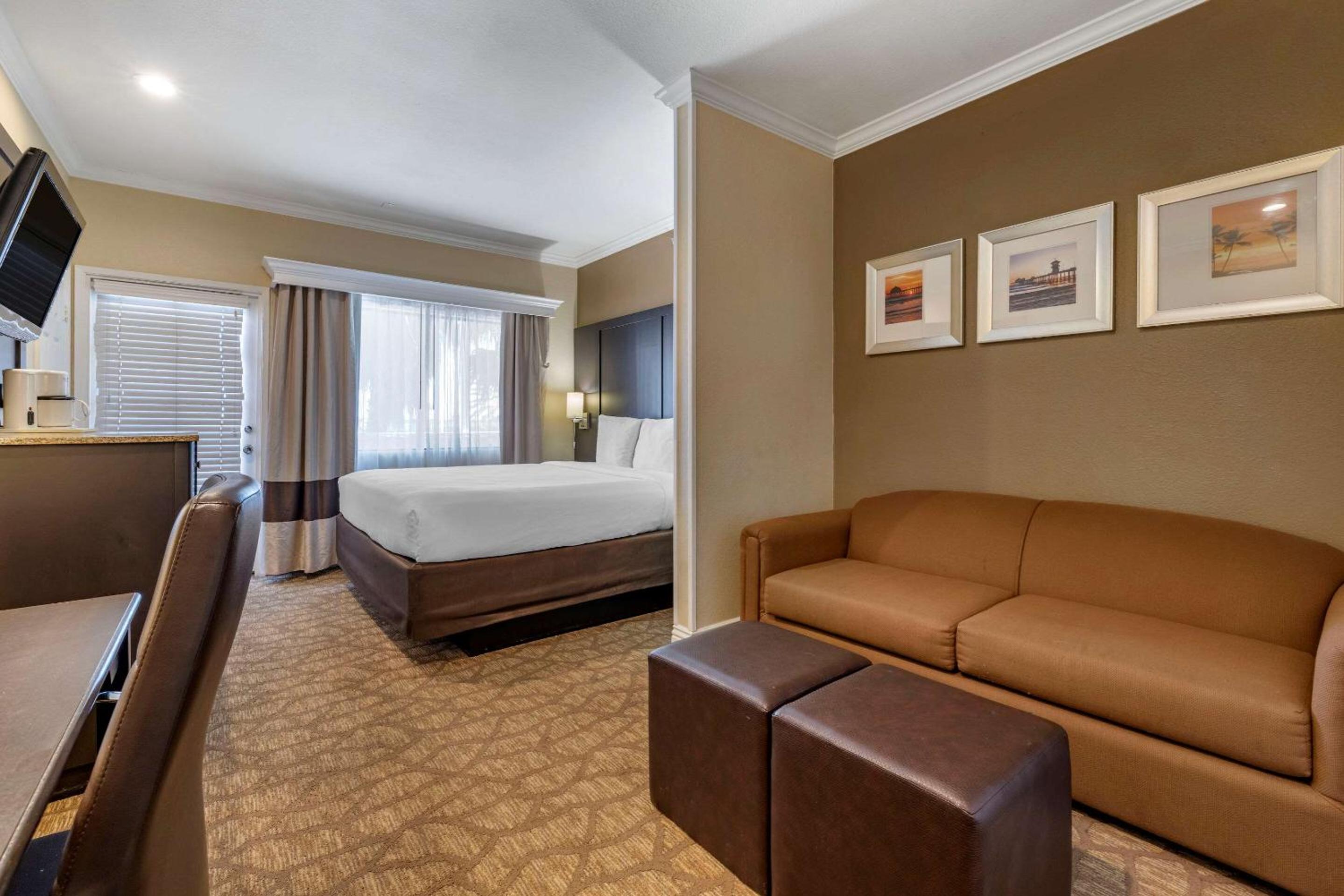 King Suite with Sofa Bed and Balcony - Photo 4