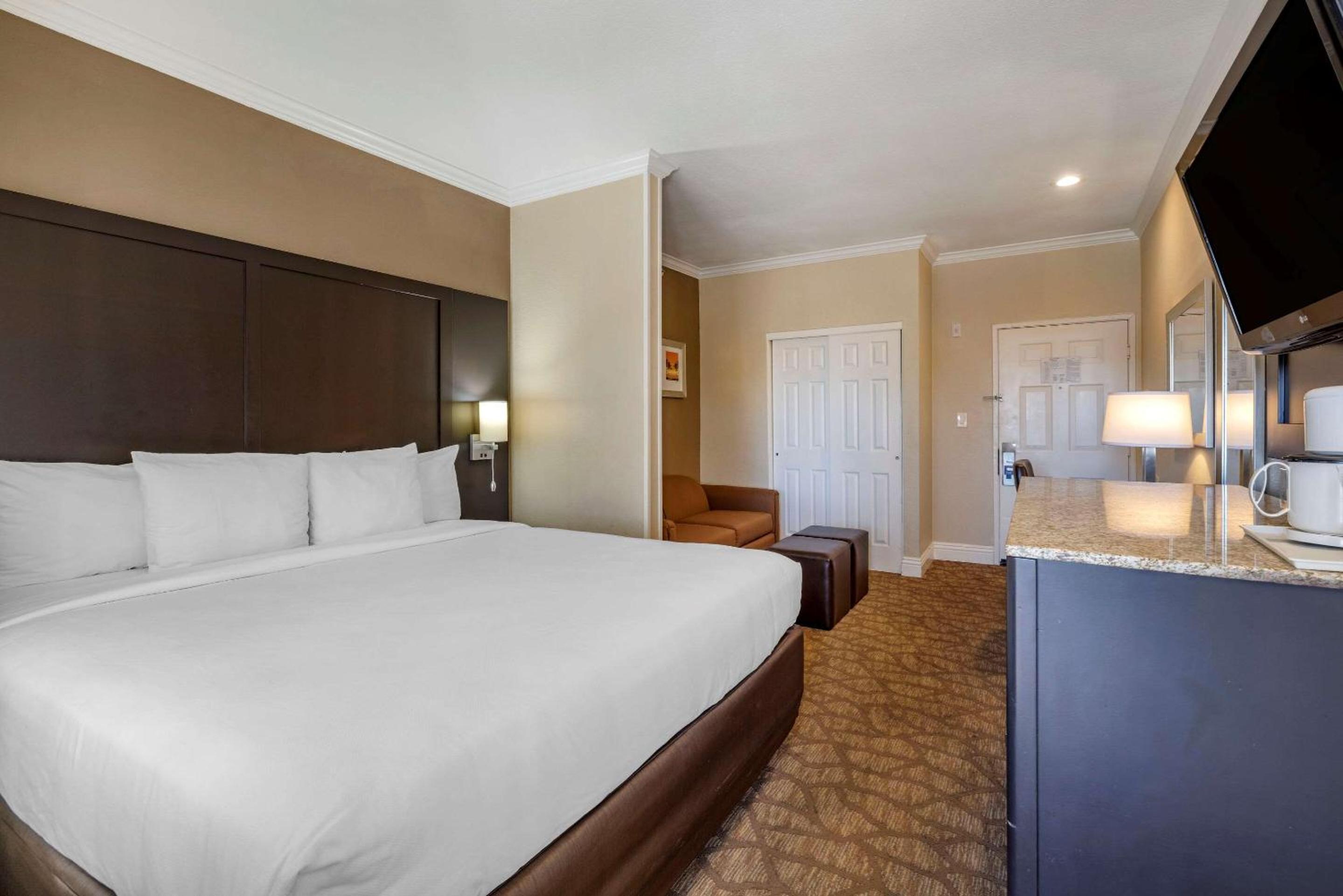 King Suite with Sofa Bed and Balcony - Photo 1