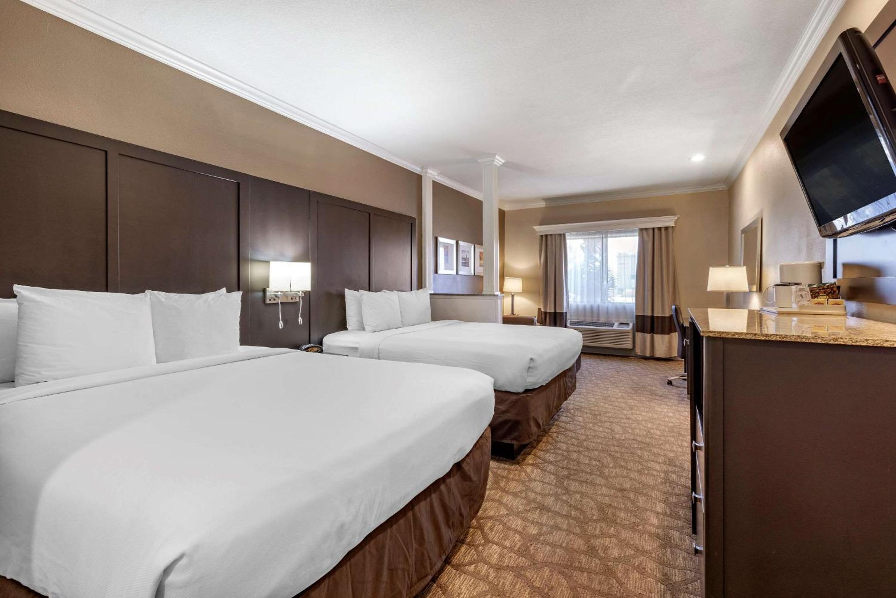 Queen Suite with Two Queen Beds and Sofa-Bed - Non-Smoking - Photo 1