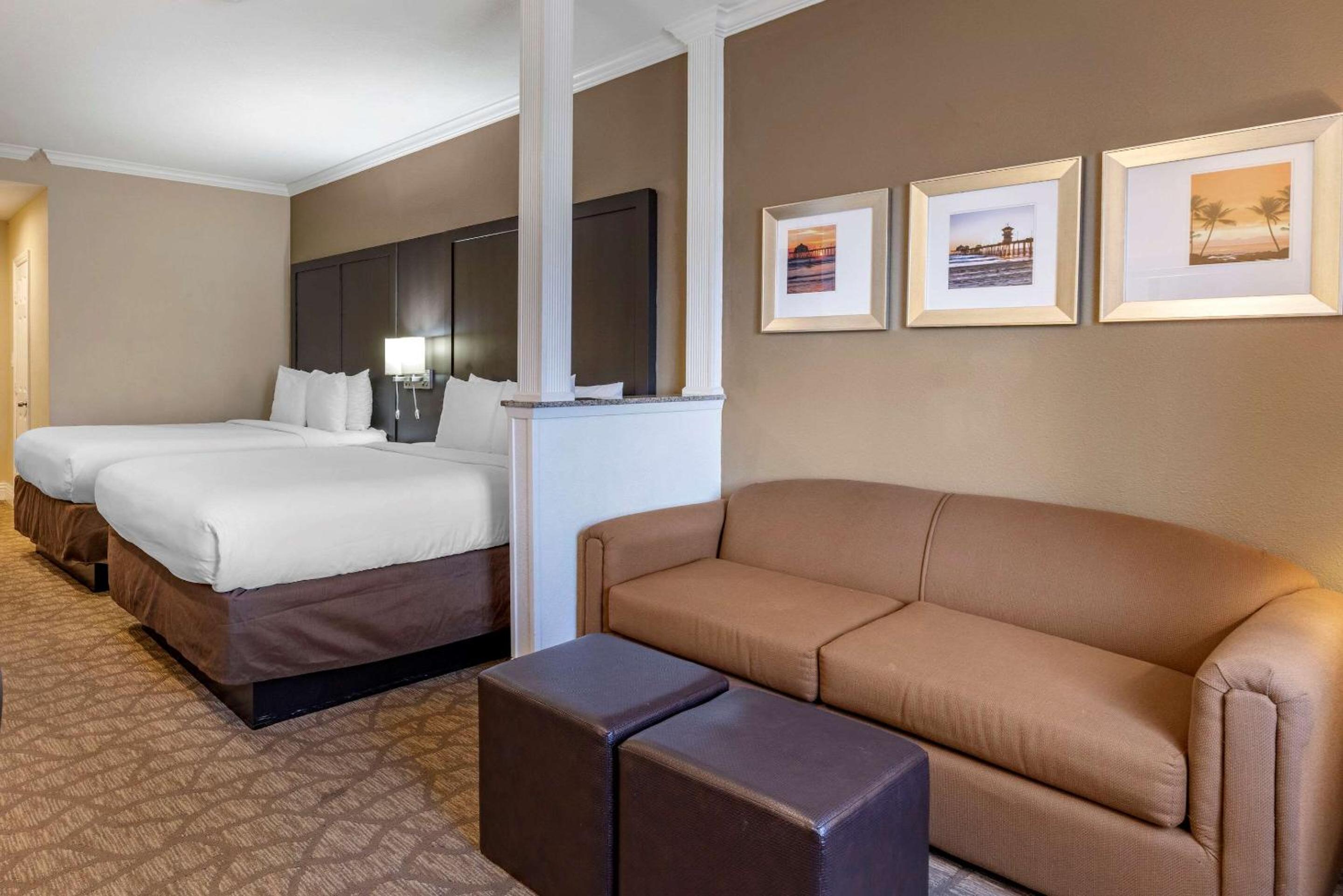Queen Suite with Two Queen Beds and Sofa-Bed - Non-Smoking - Photo 3