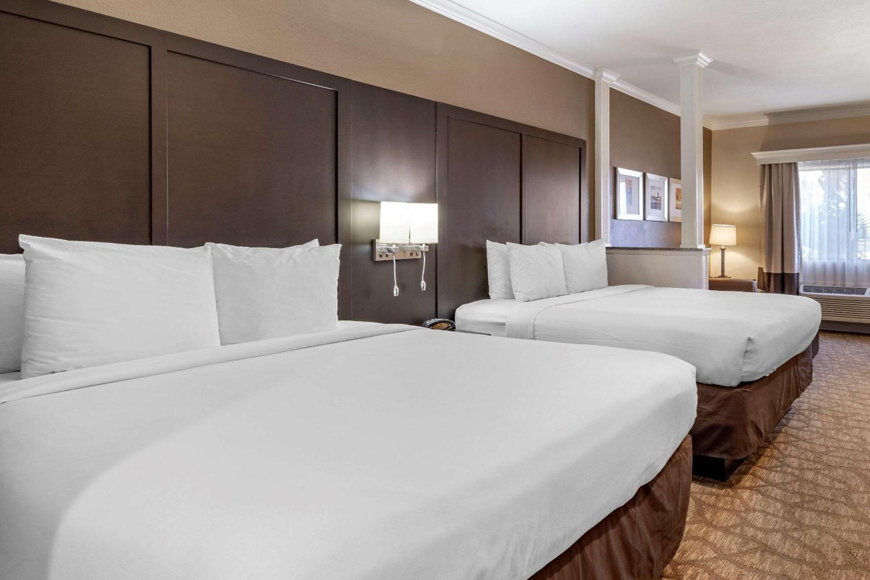Queen Suite with Two Queen Beds and Sofa-Bed - Non-Smoking - Photo 4
