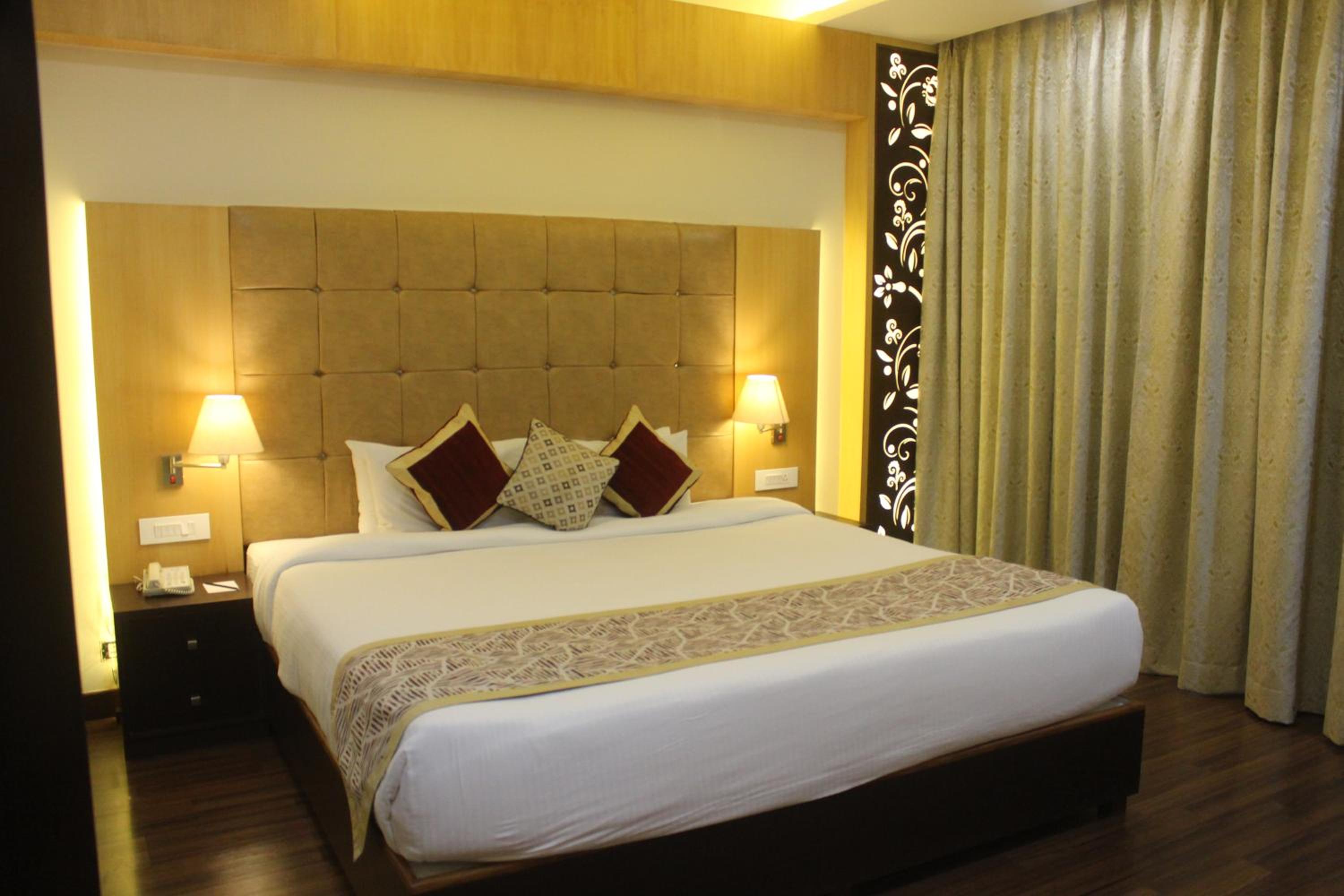Premium King Room - Non-Smoking - Photo 2
