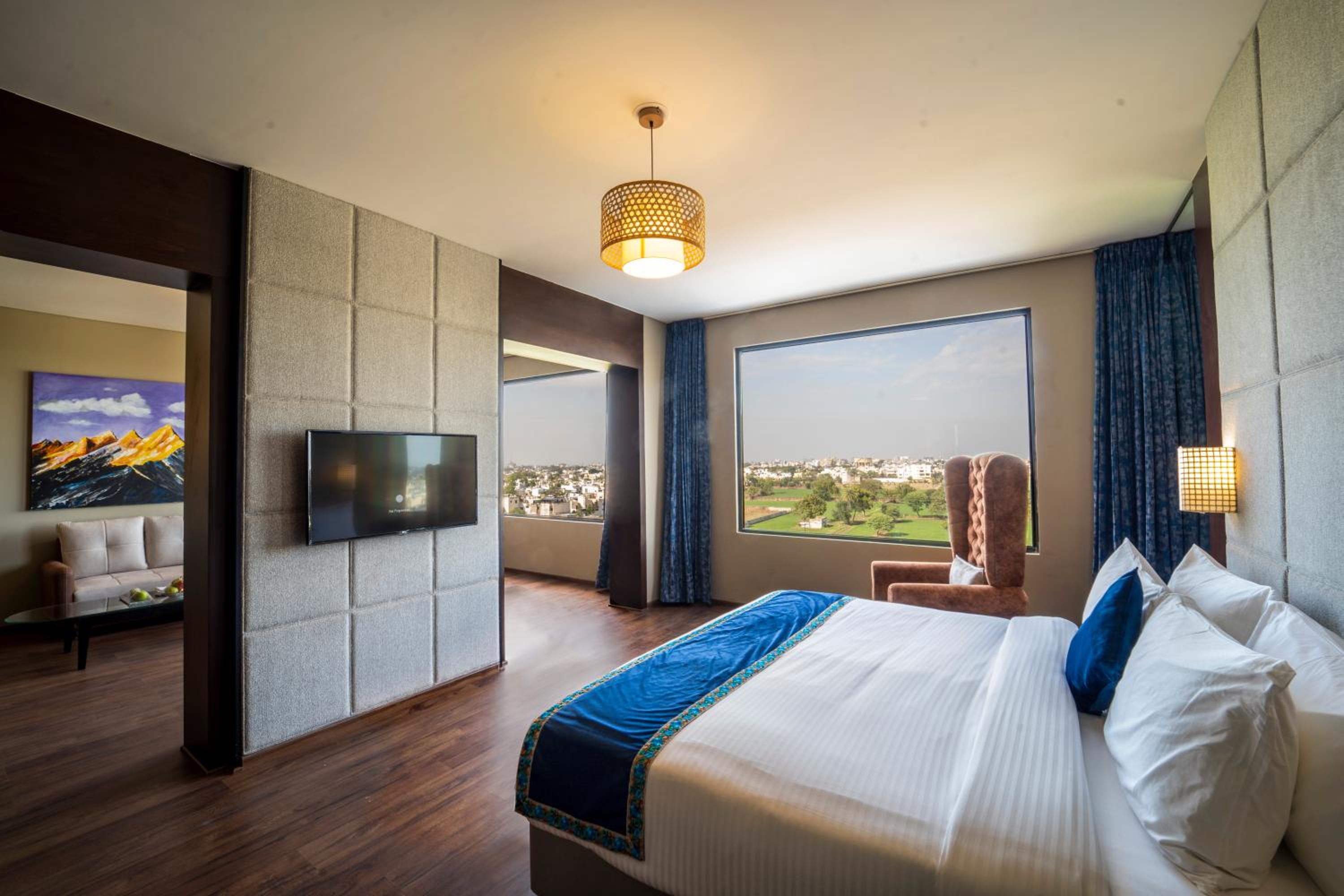 Executive Suite with a Bucket of Brewed Beverage - Photo 5