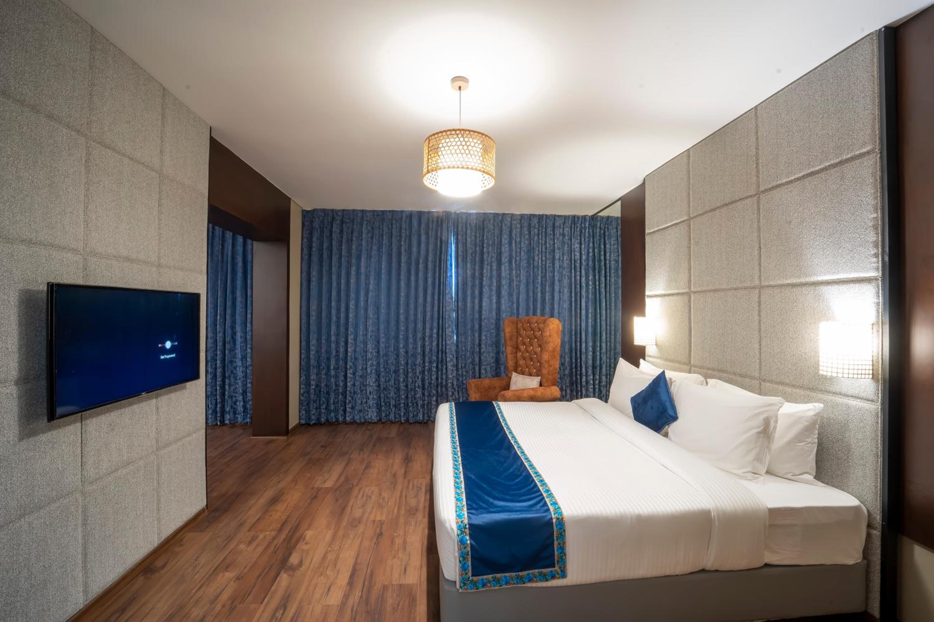 Executive Suite with a Bucket of Brewed Beverage - Photo 4