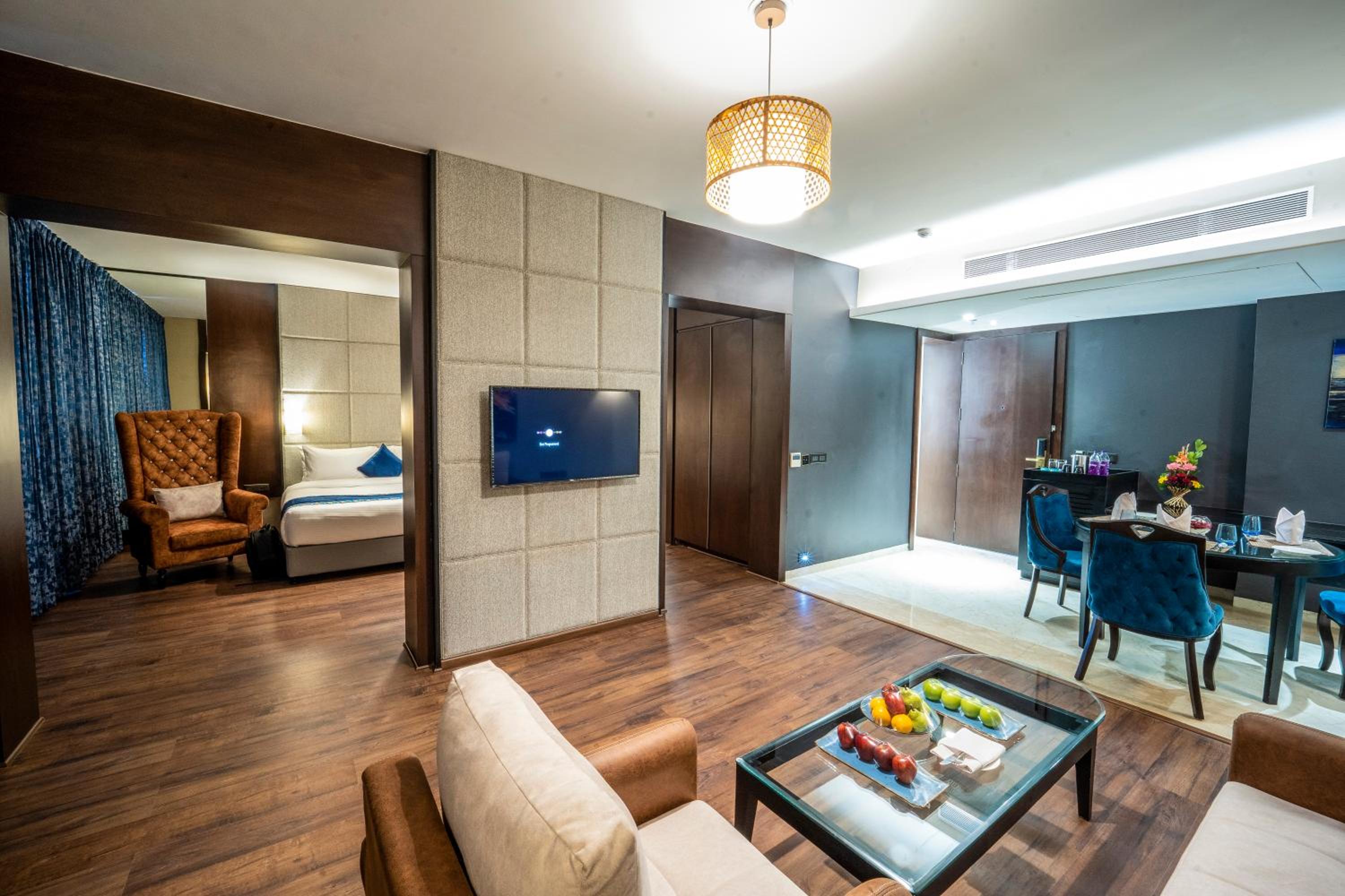 Executive Suite with a Bucket of Brewed Beverage - Photo 3