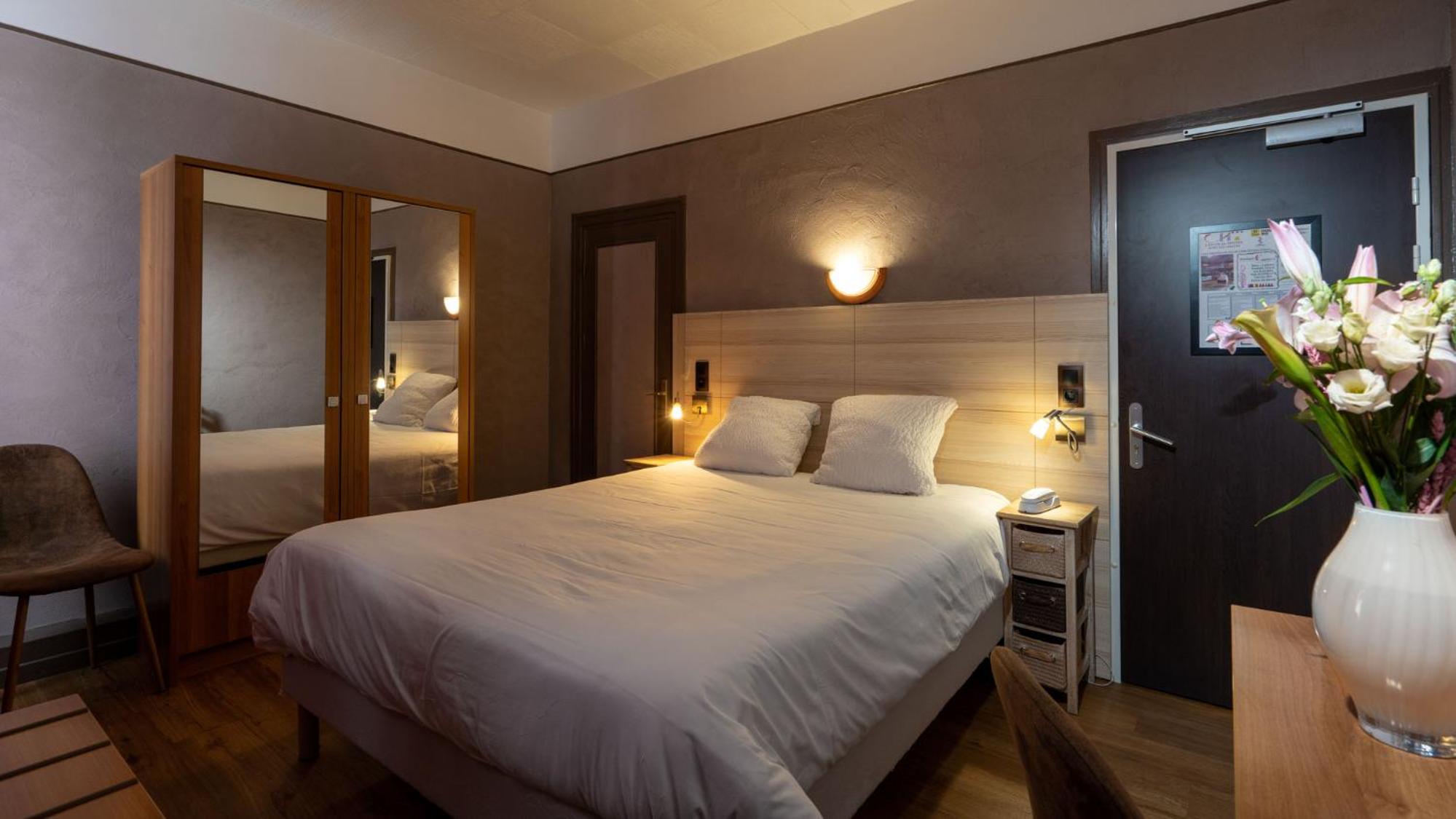 Standard Double Room - Photo 2