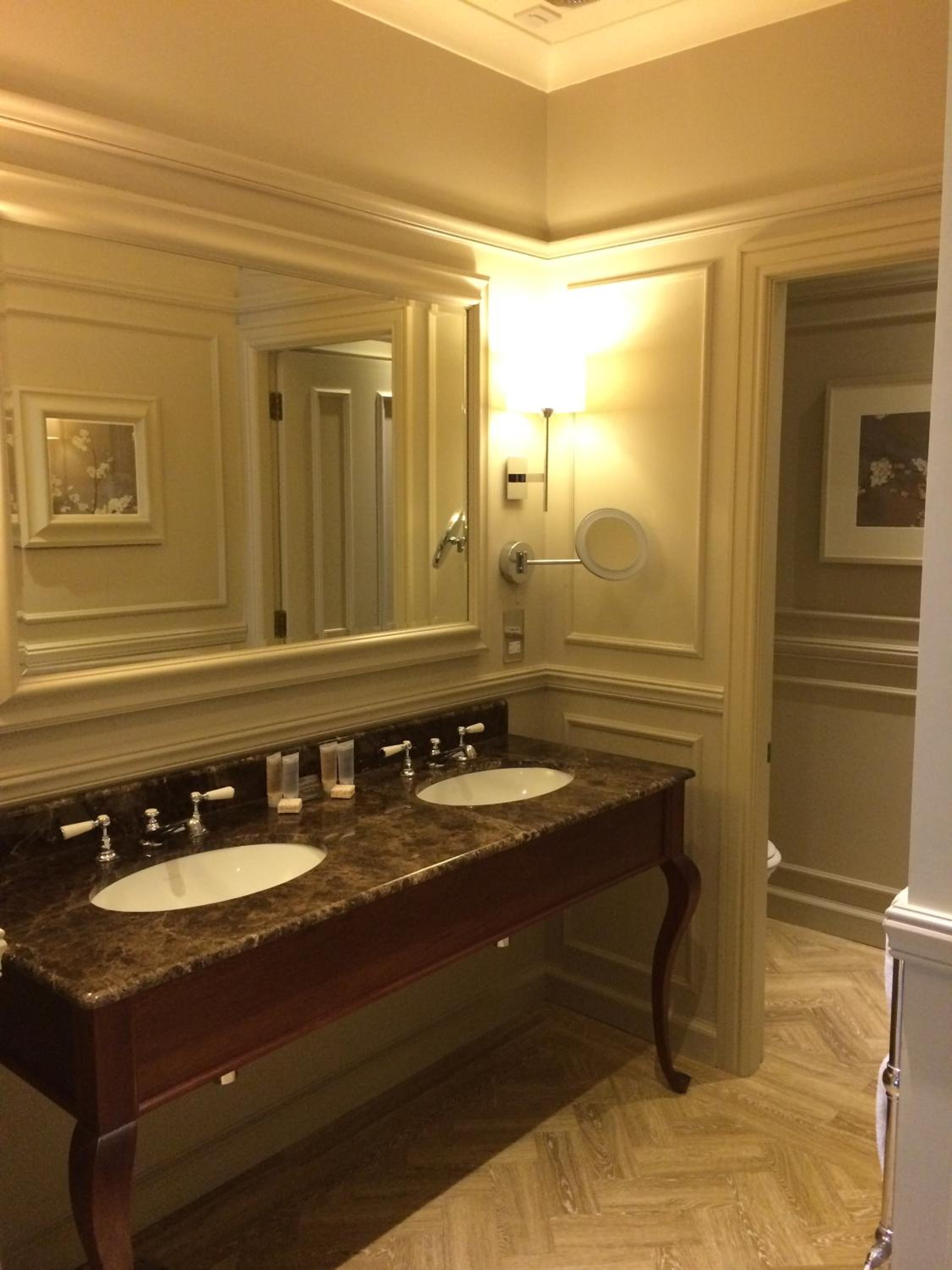 Superior King Room - Photo 4