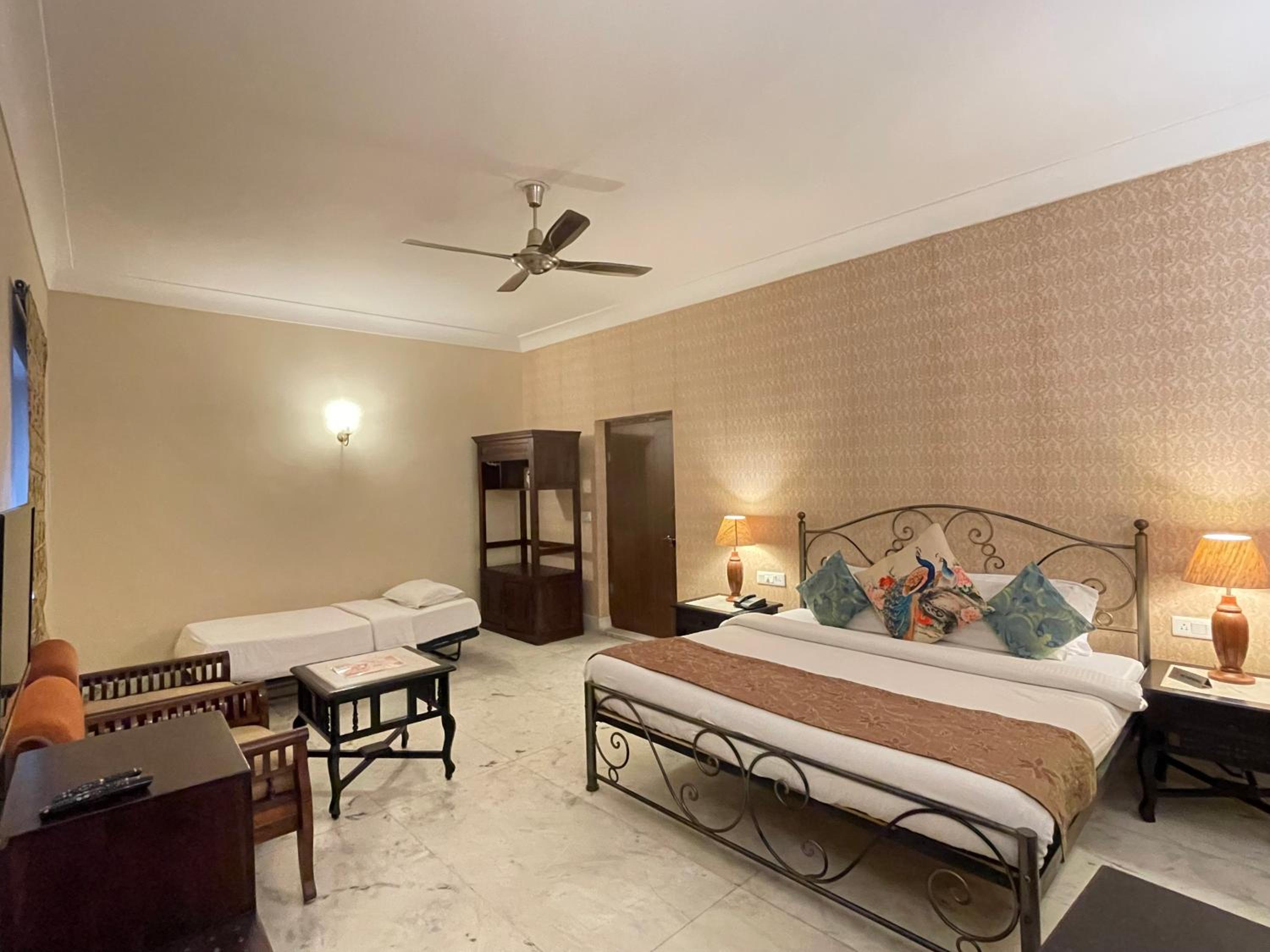Deluxe Triple Room - Includes free pickup from airport/ train station / bus station via tuk-tuk, & a dedicated travel desk to assist with local sightseeing tours, intercity travel arrangements & activities. - Photo 4