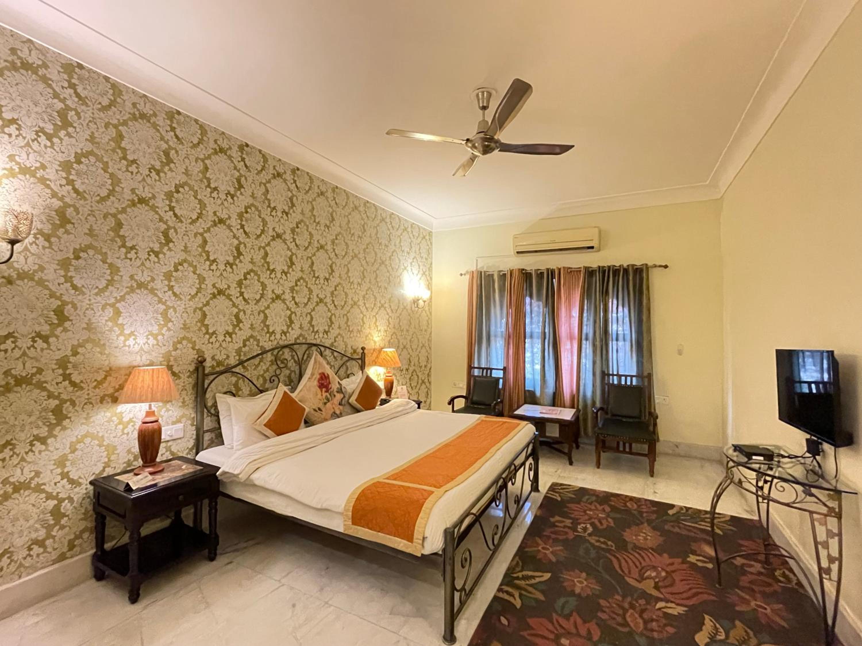 Junior Suite – Includes free pickup from airport/ train station / bus station via tuk-tuk, & a dedicated travel desk to assist with local sightseeing tours, intercity travel arrangements & activities. - Photo 25