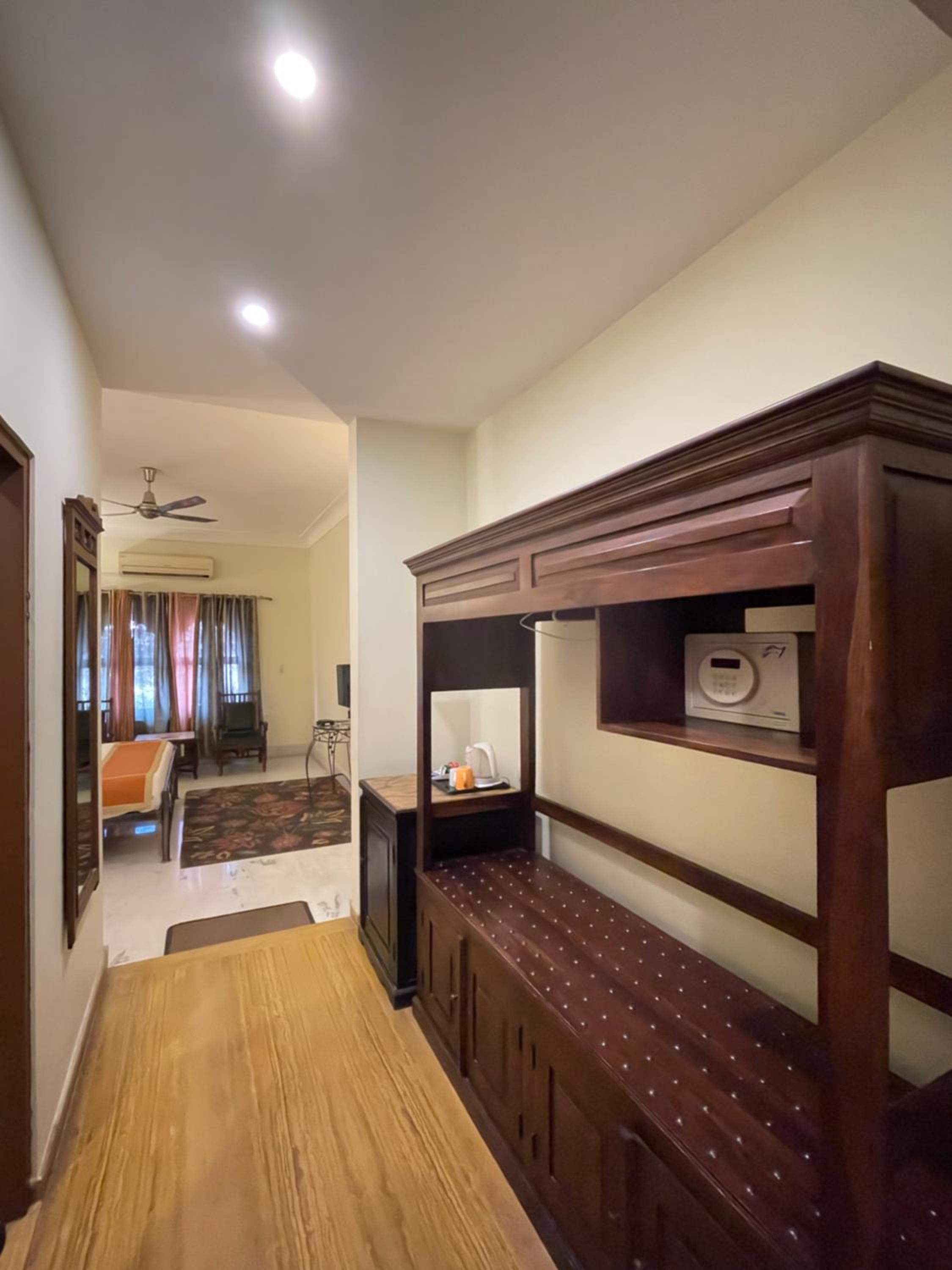 Junior Suite – Includes free pickup from airport/ train station / bus station via tuk-tuk, & a dedicated travel desk to assist with local sightseeing tours, intercity travel arrangements & activities. - Photo 26