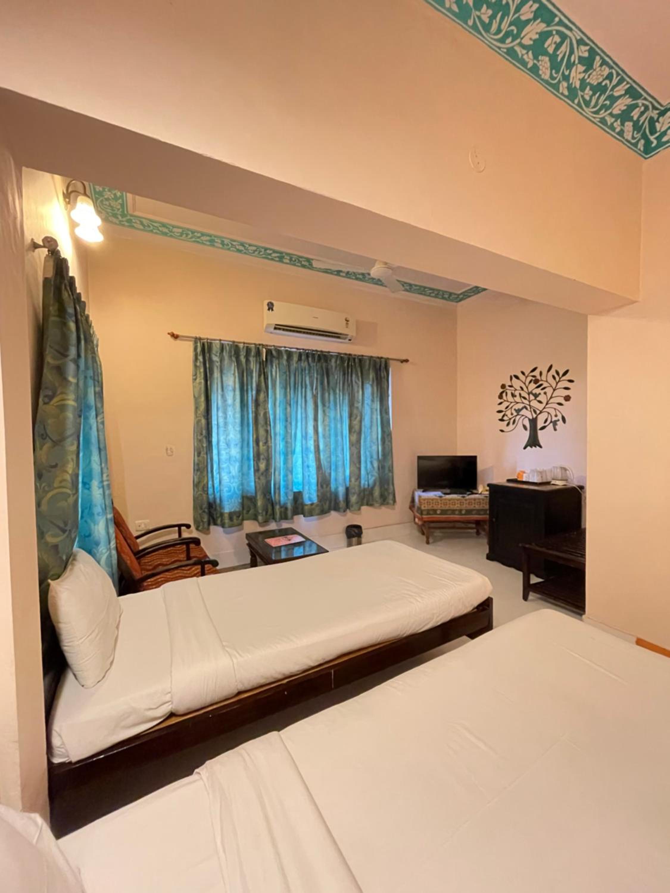 Classic Quadruple Room -  Includes free pickup from airport/ train station / bus station via tuk-tuk, & a dedicated travel desk to assist with local sightseeing tours, intercity travel arrangements & activities. - Photo 1
