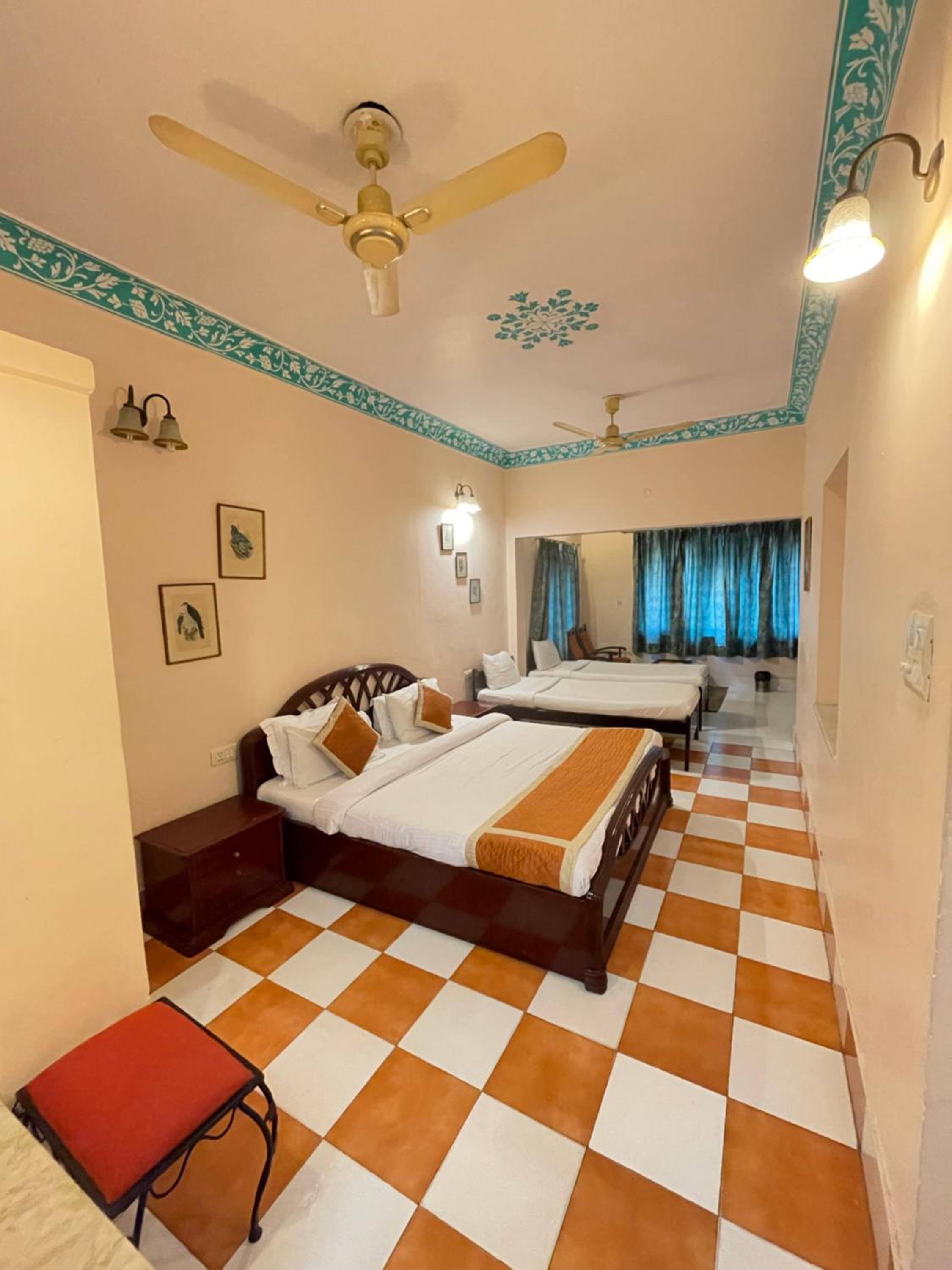 Classic Quadruple Room -  Includes free pickup from airport/ train station / bus station via tuk-tuk, & a dedicated travel desk to assist with local sightseeing tours, intercity travel arrangements & activities. - Photo 15