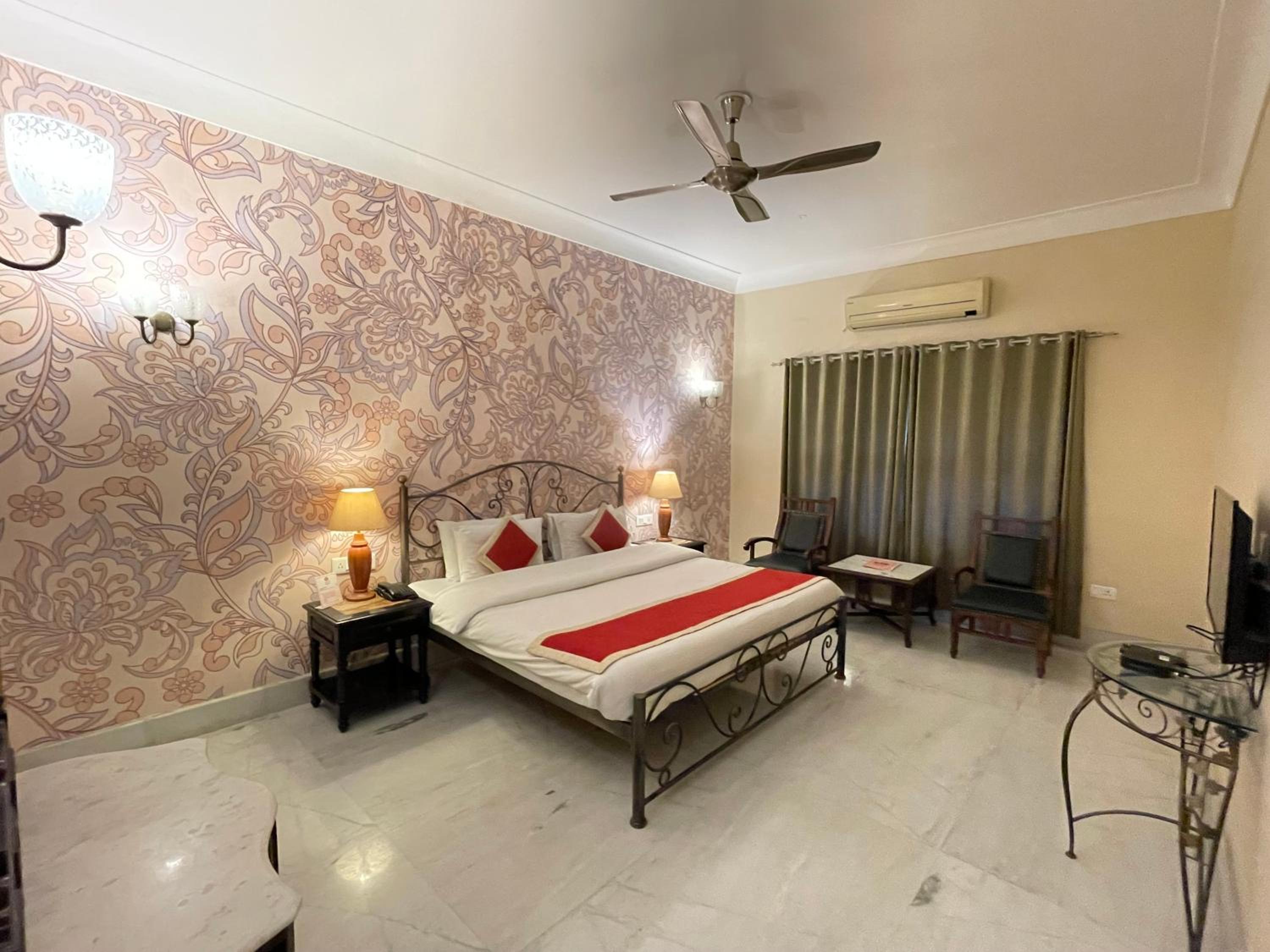 Junior Suite – Includes free pickup from airport/ train station / bus station via tuk-tuk, & a dedicated travel desk to assist with local sightseeing tours, intercity travel arrangements & activities. - Photo 11