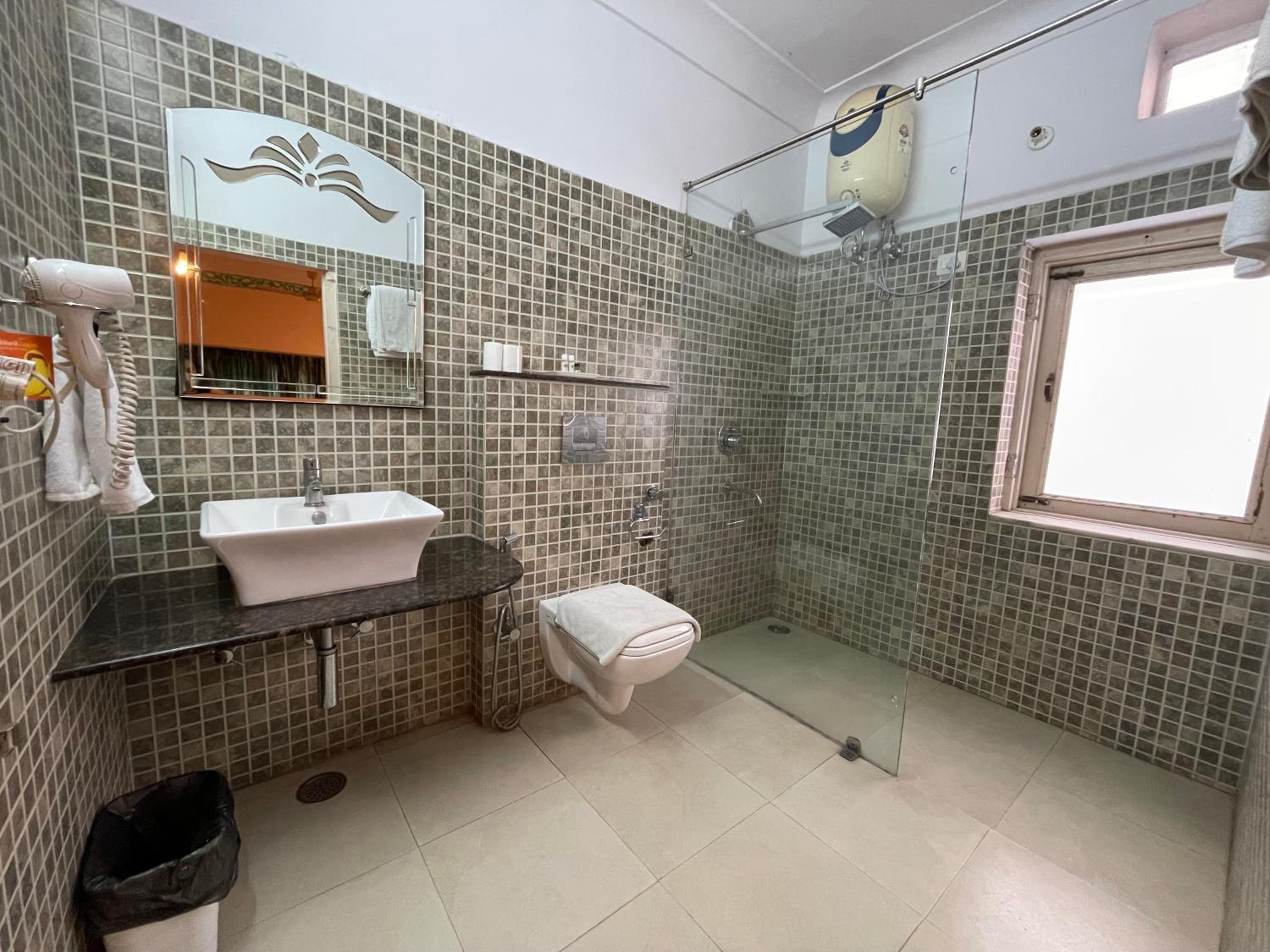 Classic Quadruple Room -  Includes free pickup from airport/ train station / bus station via tuk-tuk, & a dedicated travel desk to assist with local sightseeing tours, intercity travel arrangements & activities. - Photo 20