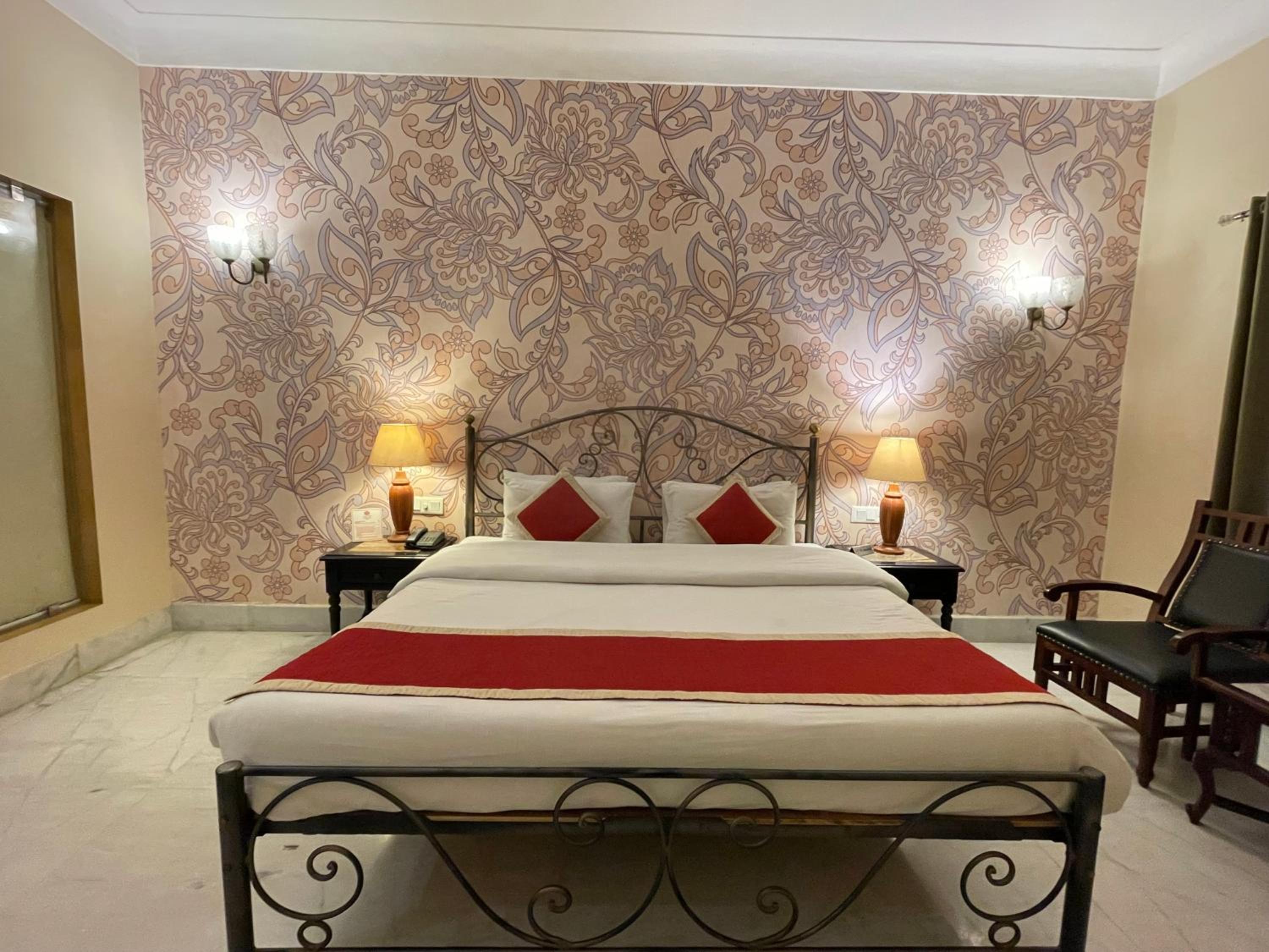 Junior Suite – Includes free pickup from airport/ train station / bus station via tuk-tuk, & a dedicated travel desk to assist with local sightseeing tours, intercity travel arrangements & activities. - Photo 10