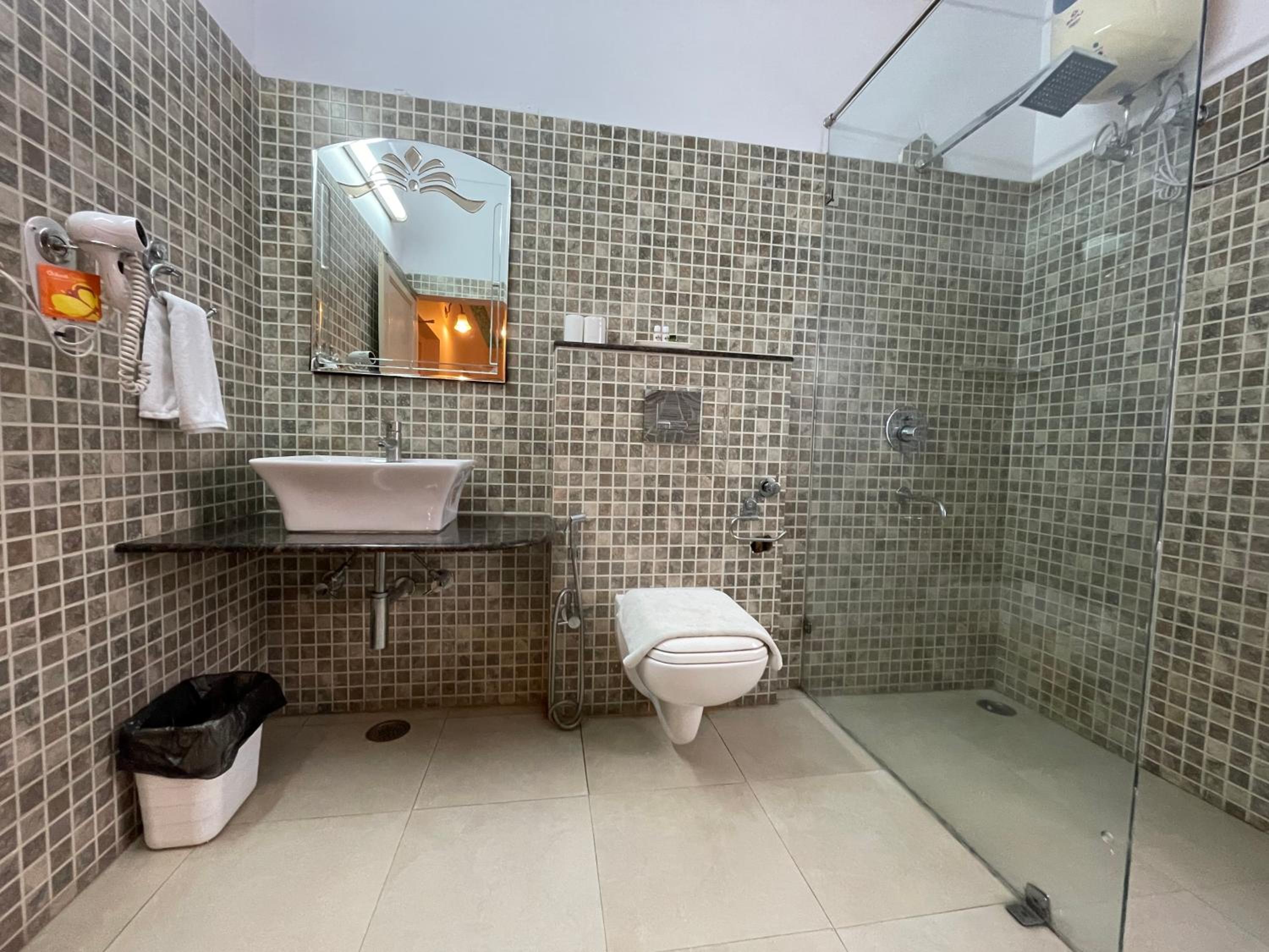 Classic Quadruple Room -  Includes free pickup from airport/ train station / bus station via tuk-tuk, & a dedicated travel desk to assist with local sightseeing tours, intercity travel arrangements & activities. - Photo 8