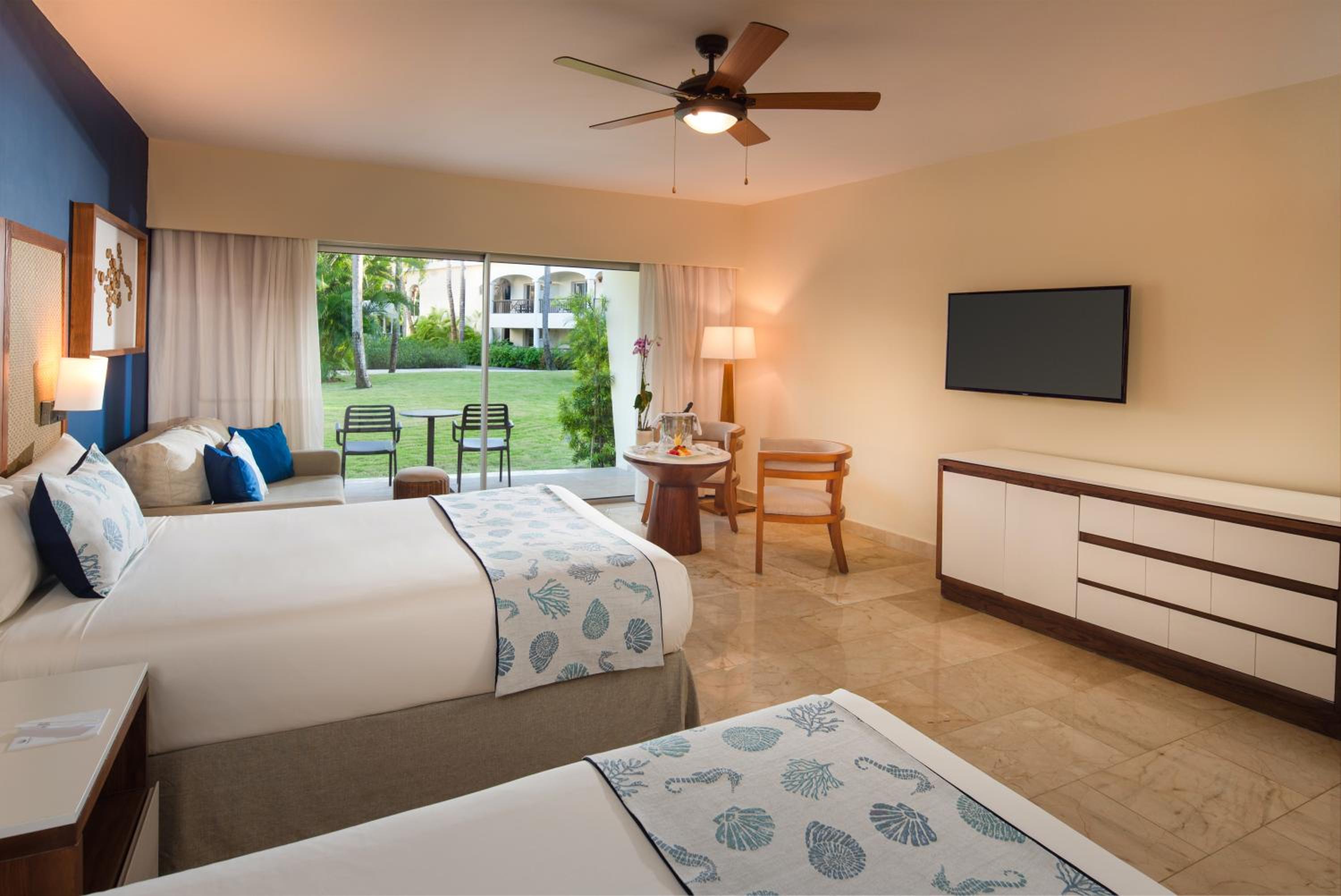 Jr. Suite Premium Tropical View (2 Adults + 2 Children)