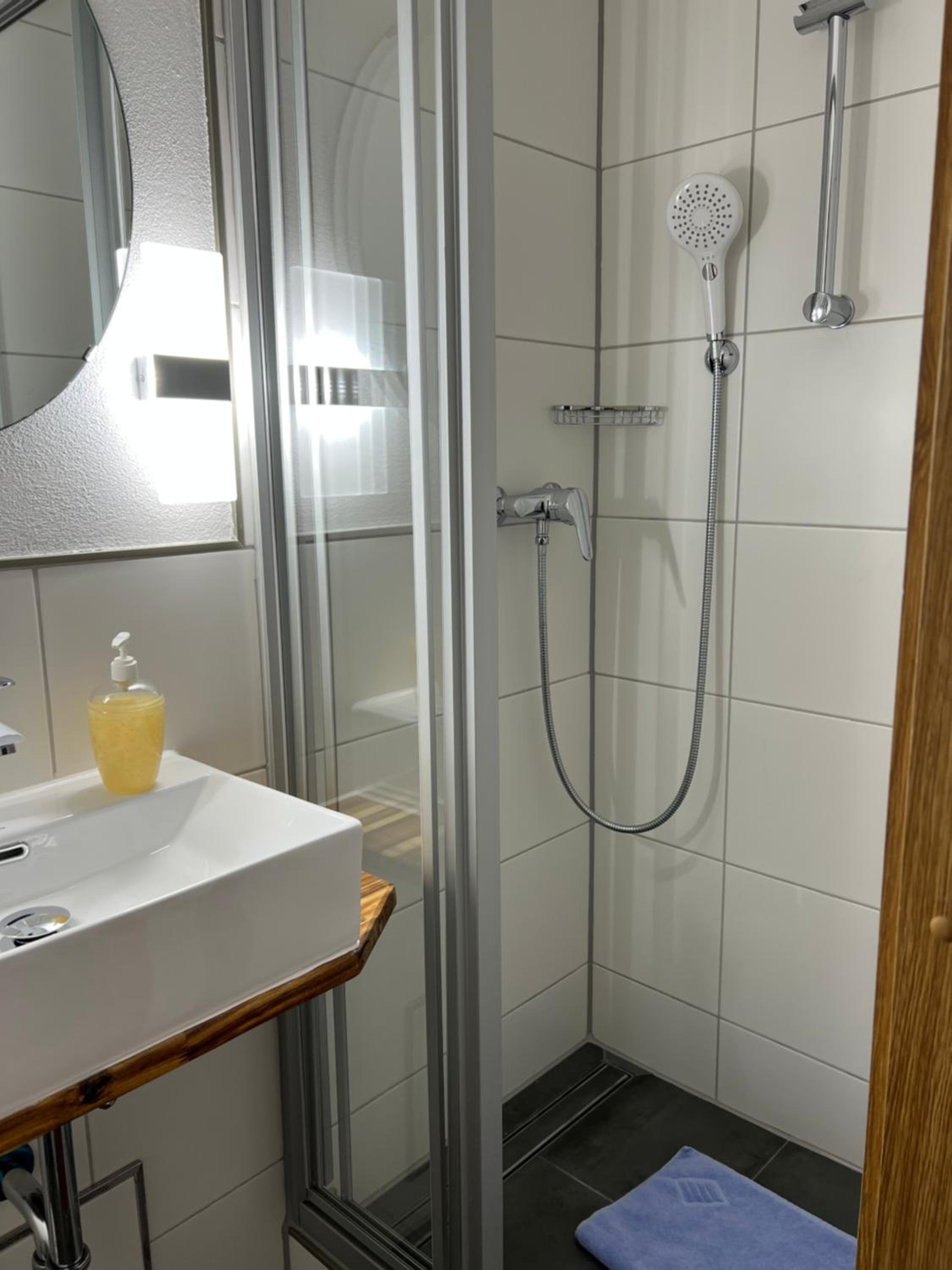Large Double Room - Photo 5