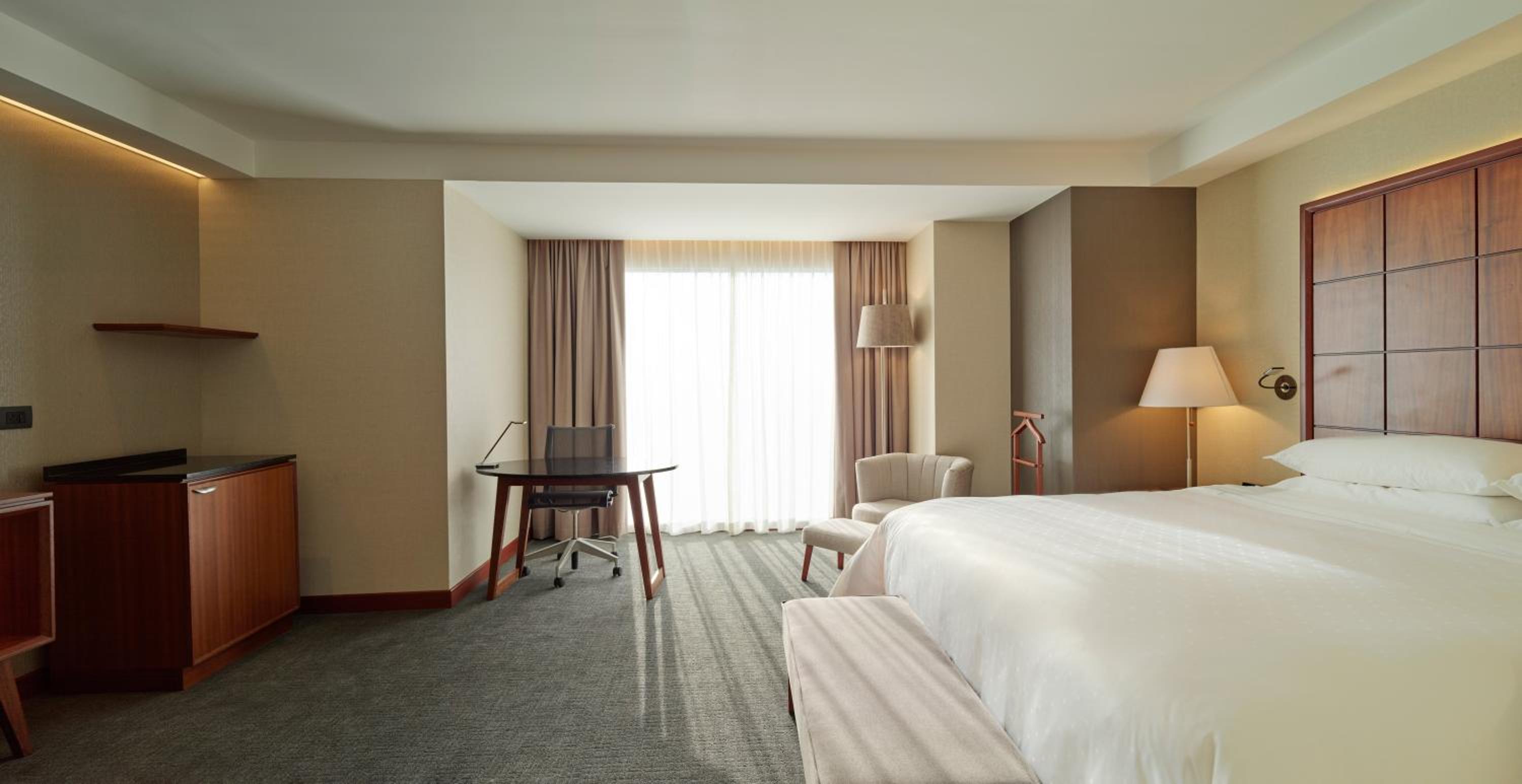 Deluxe King Room - Photo 2