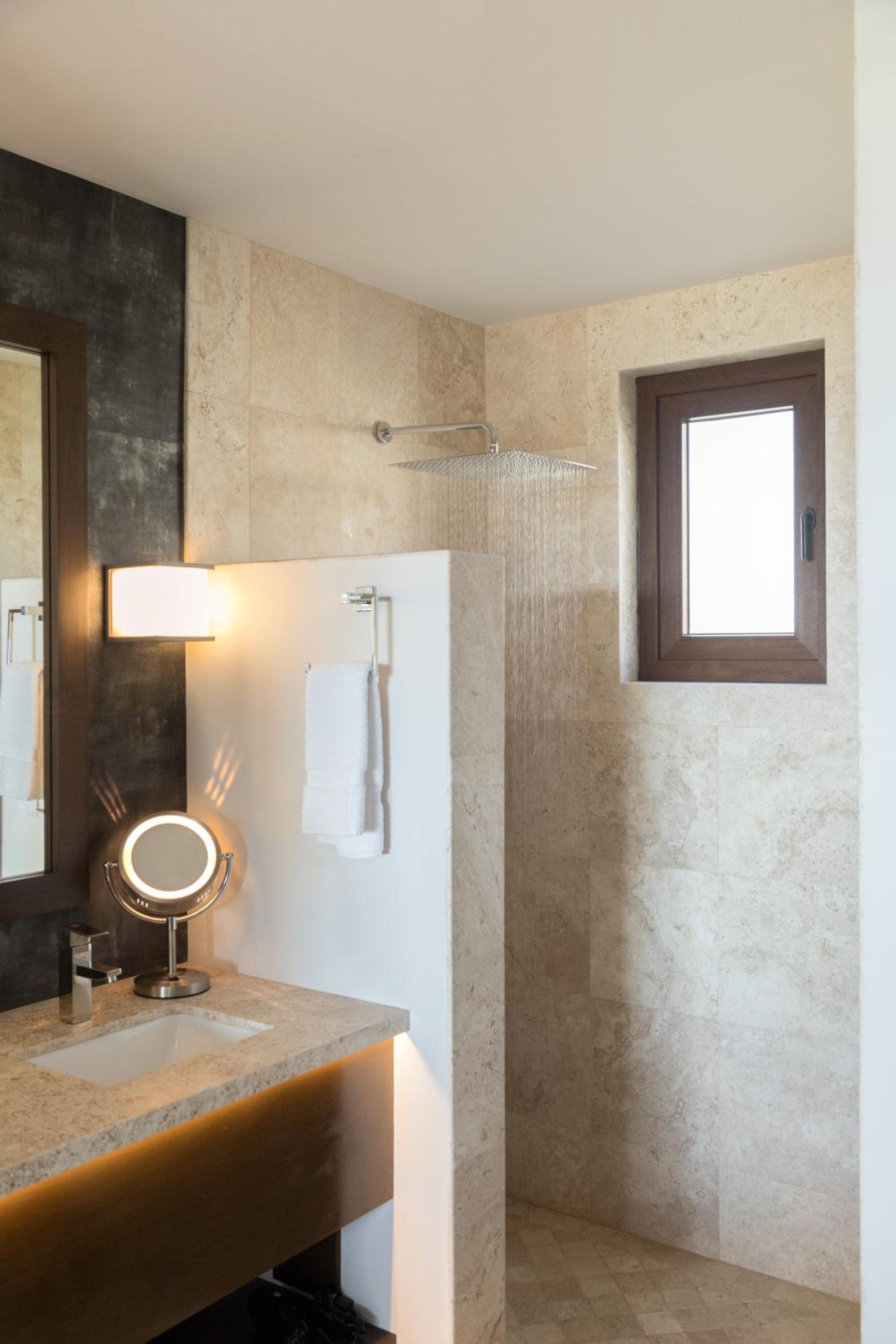 Four Bedroom Residence - Photo 4