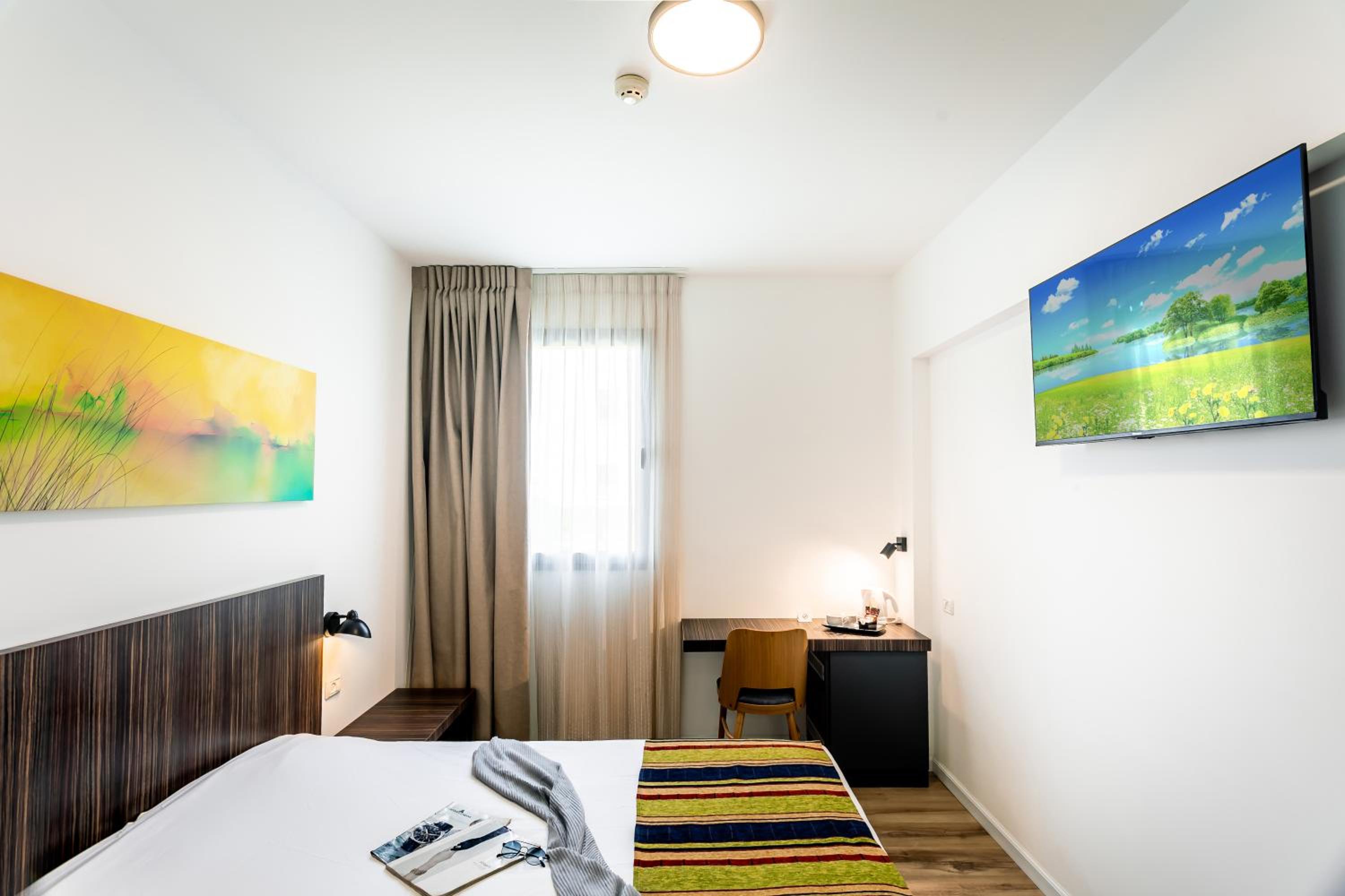 Standard Double or Twin Room - Photo 8