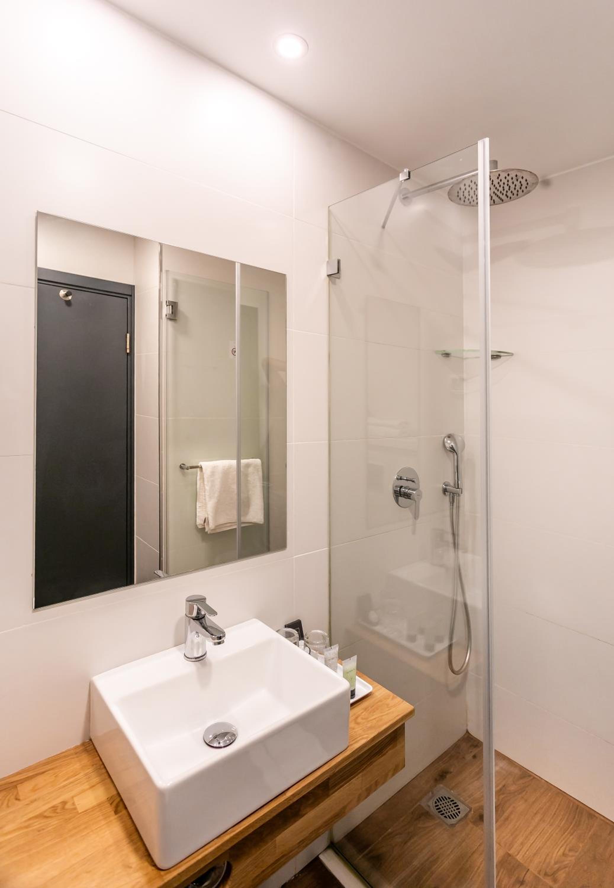 Standard Double or Twin Room - Photo 5