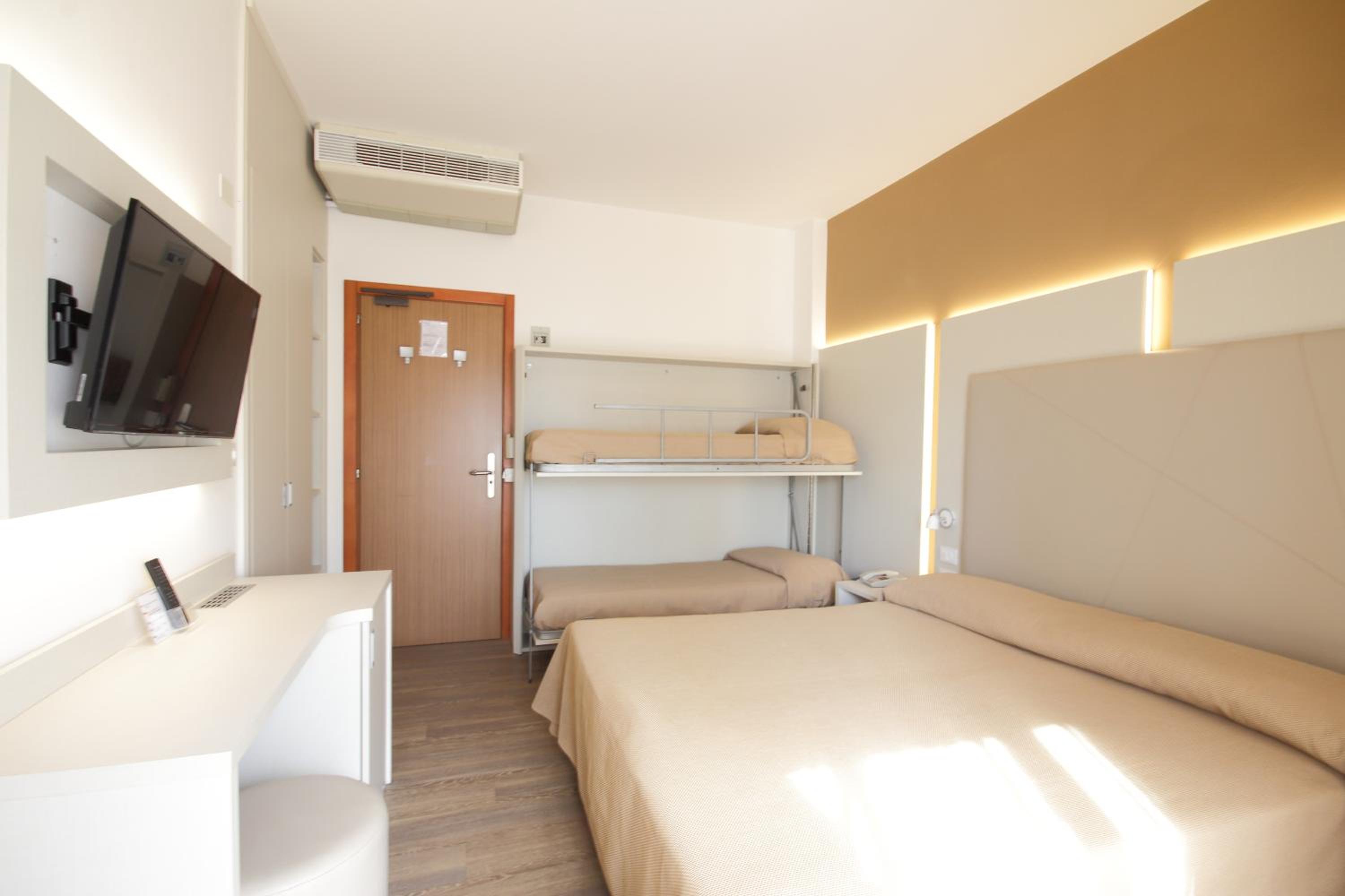 Quadruple Room with Balcony photo 1