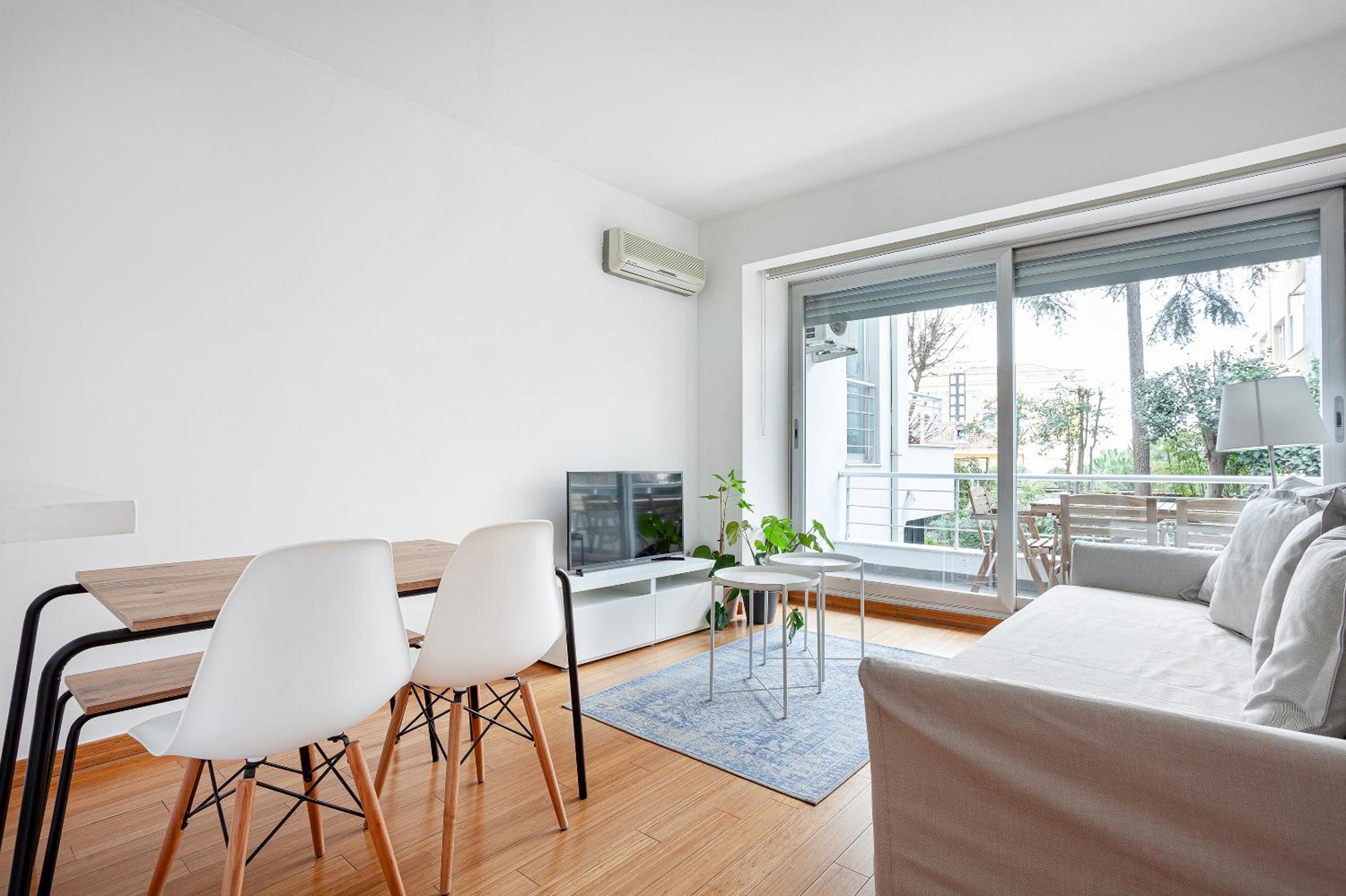 Apartment with Balcony photo 2
