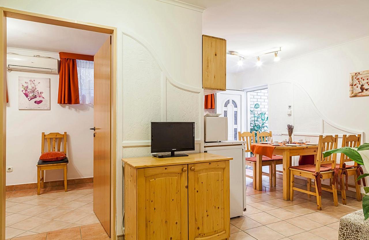 Budget One-Bedroom Apartment - Subterranean photo 2