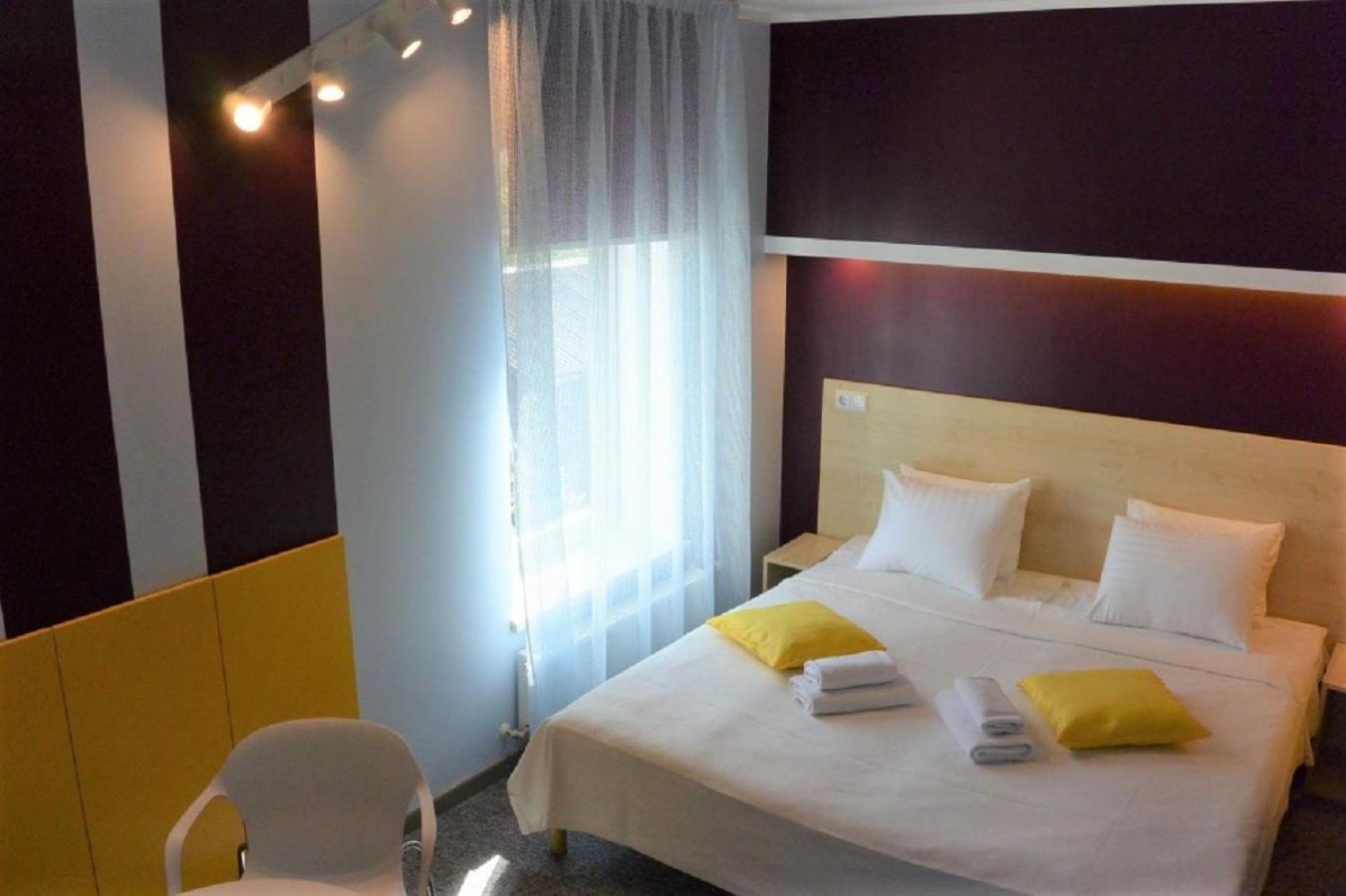 Standard Twin/Double Room with Balcony - Photo 7