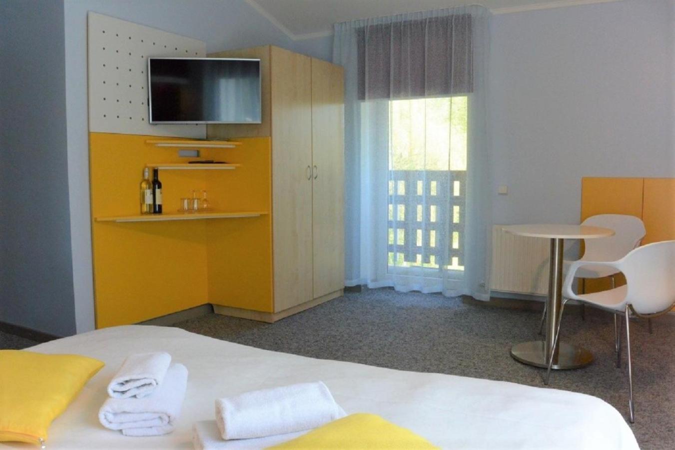 Standard Twin/Double Room with Balcony - Photo 8