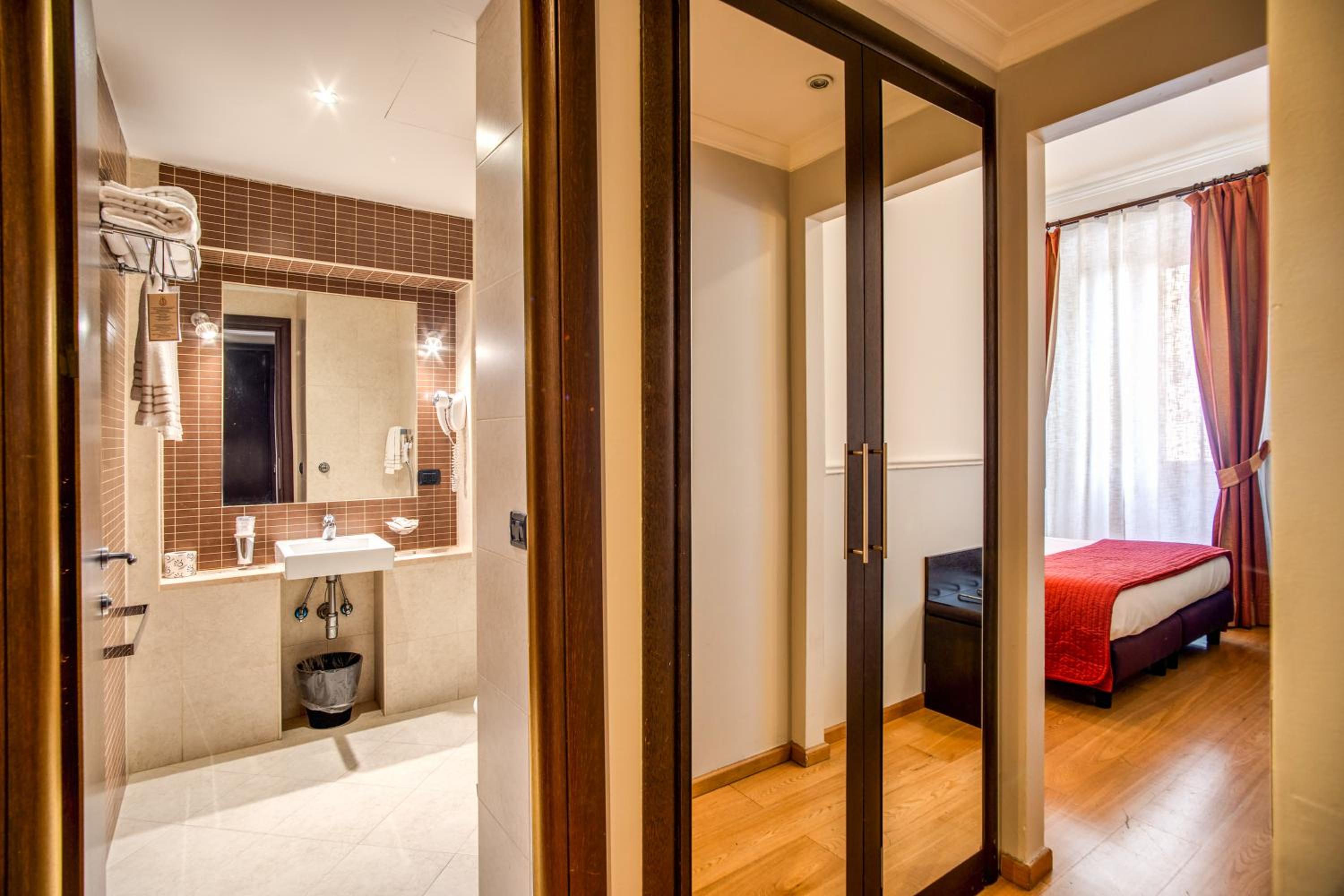 Triple Room thumbnail 5