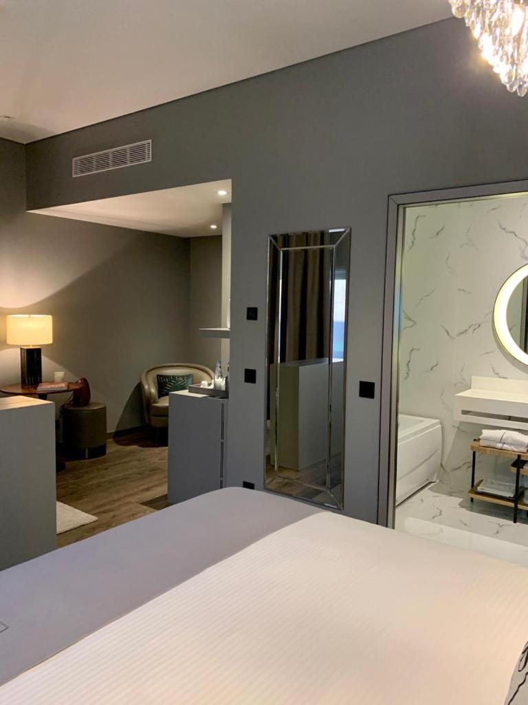 Suite with Hot Tub - Photo 6