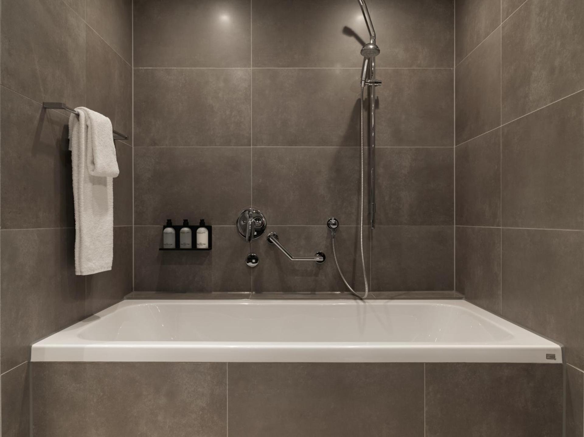 Executive Suite - Photo 4