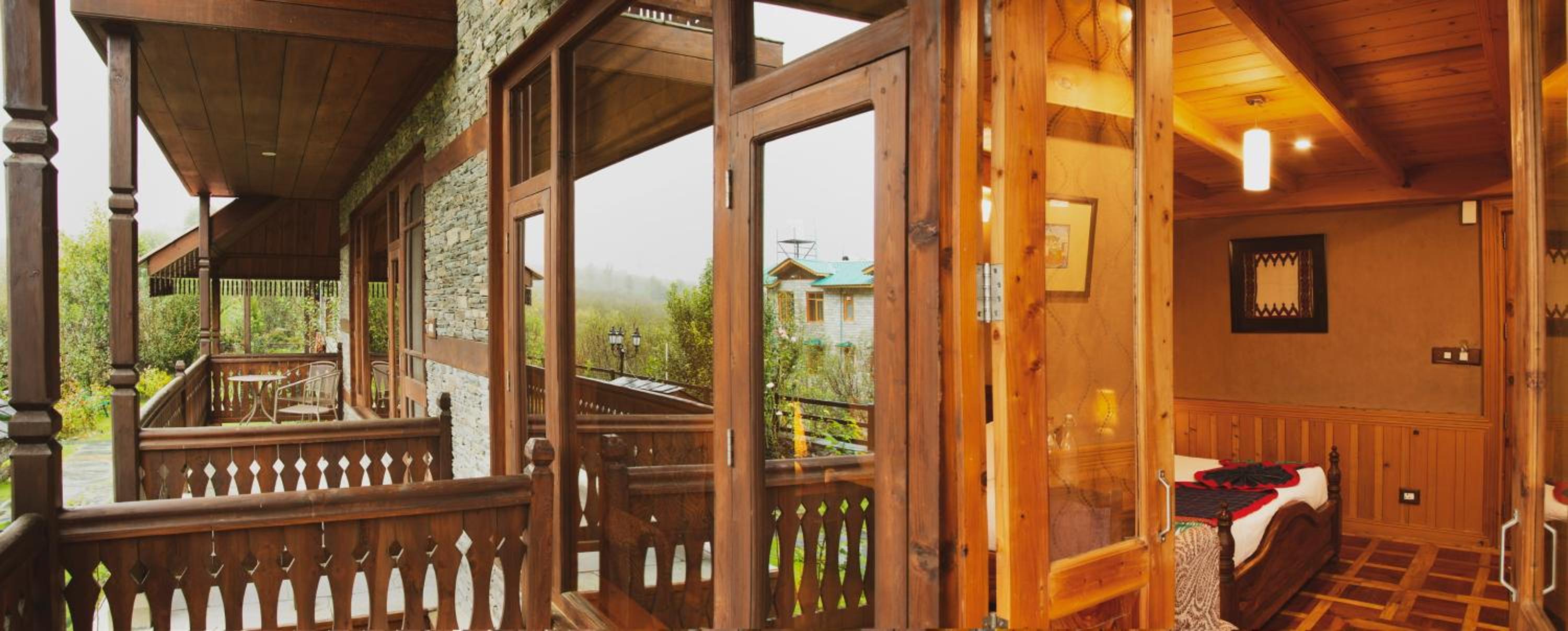 Double Room with Balcony - Photo 3