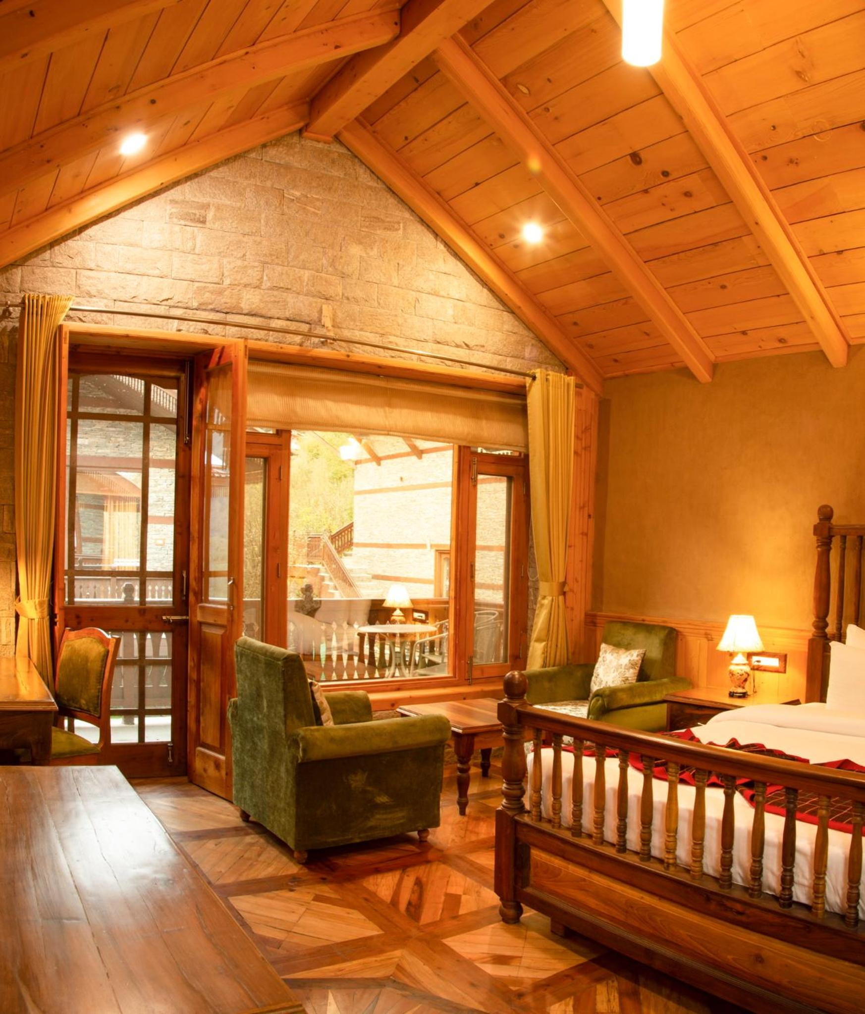 Deluxe Double Room with Balcony - Photo 10