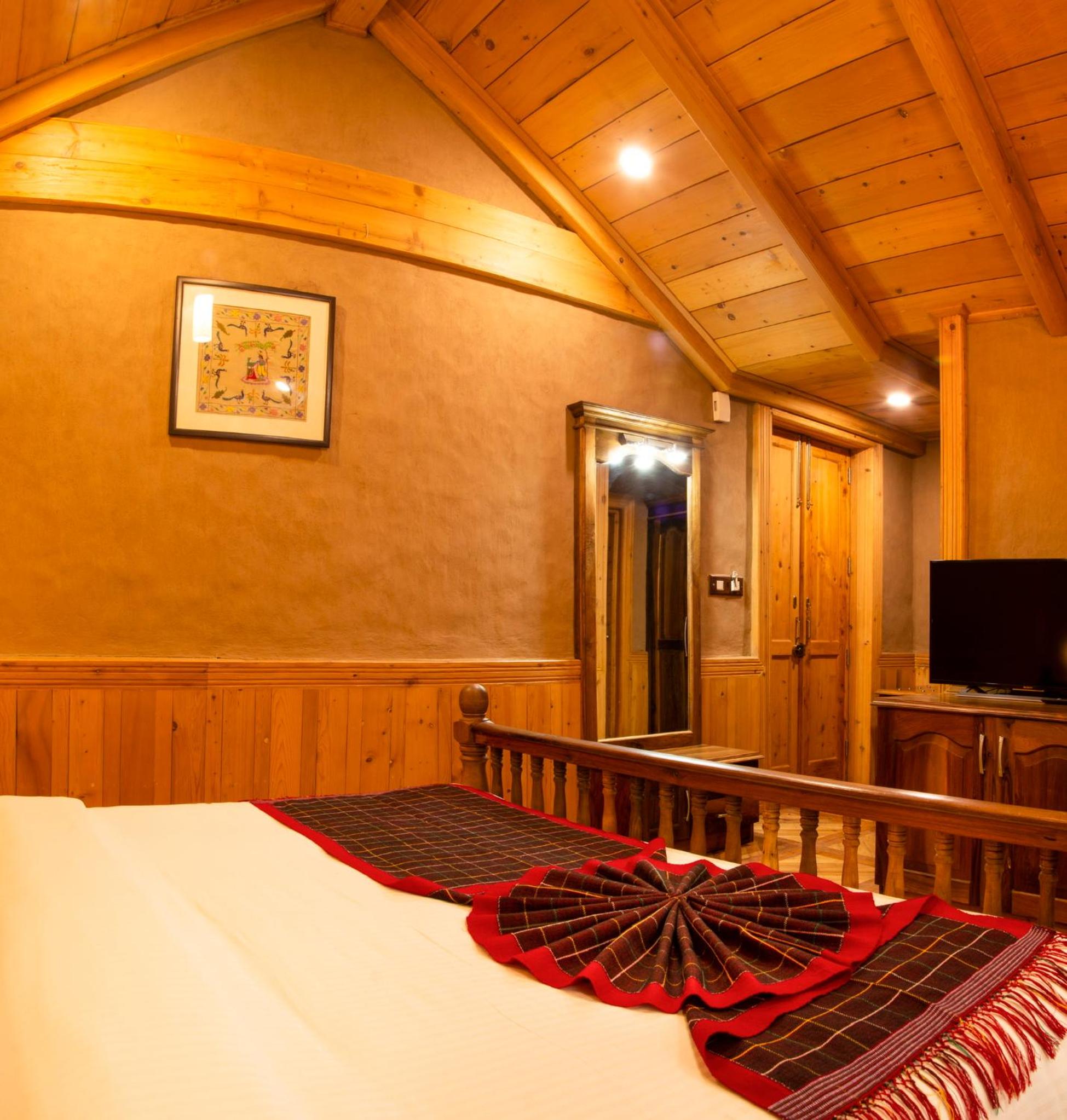 Deluxe Double Room with Balcony - Photo 14